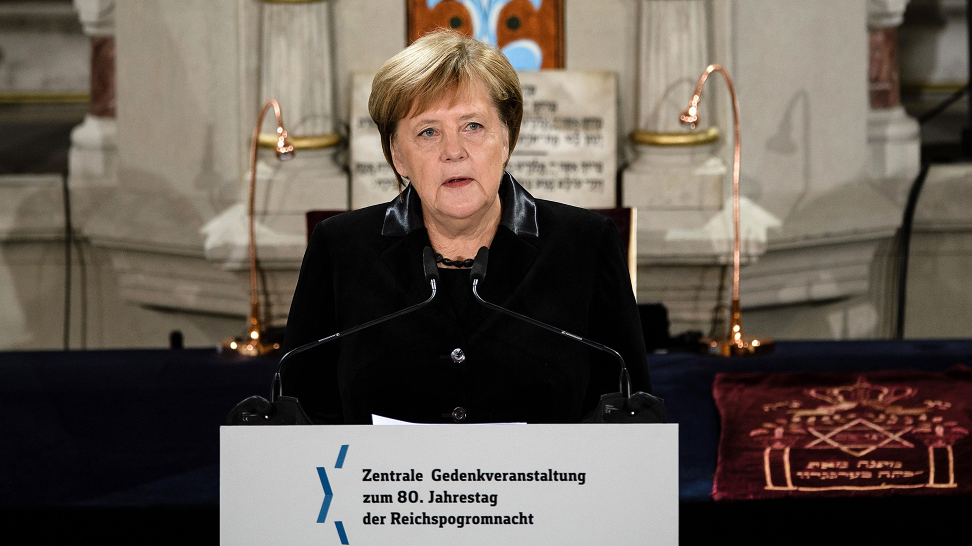 Angela Merkel spricht in der Synagoge Rykkestraße. | Bildquelle: CLEMENS BILAN/EPA-EFE/REX/Shutte