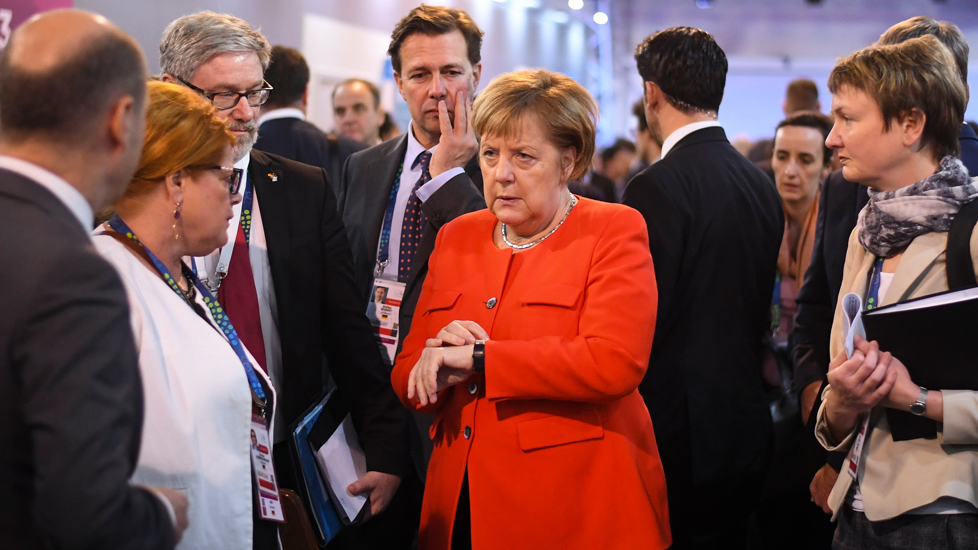 Bundeskanzlerin Angela Merkel zeigt auf ihre Uhr. | Bildquelle: dpa
