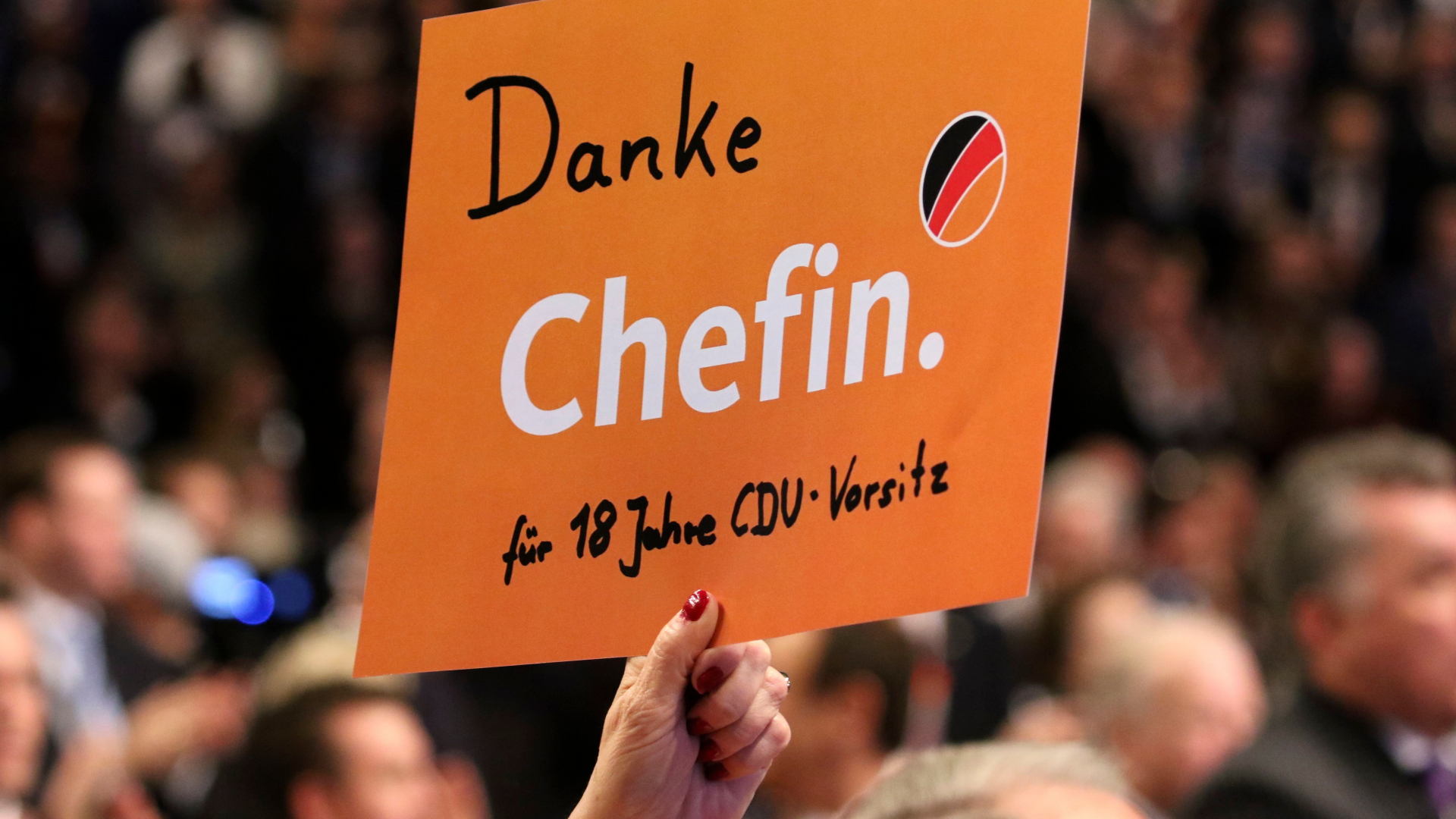 Eine Delegierte des CDU-Parteitags hält ein Schild hoch mit der Aufschrift "Danke Chefin für 18 Jahre CDU-Vorsitz". | FOCKE STRANGMANN/EPA-EFE/REX/Shu