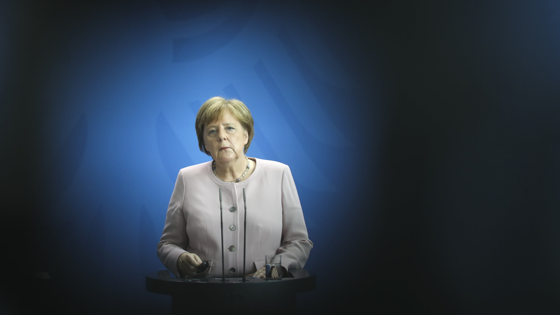 Kanzlerin Merkel spricht auf einer Pressekonferenz in Berlin. | AP