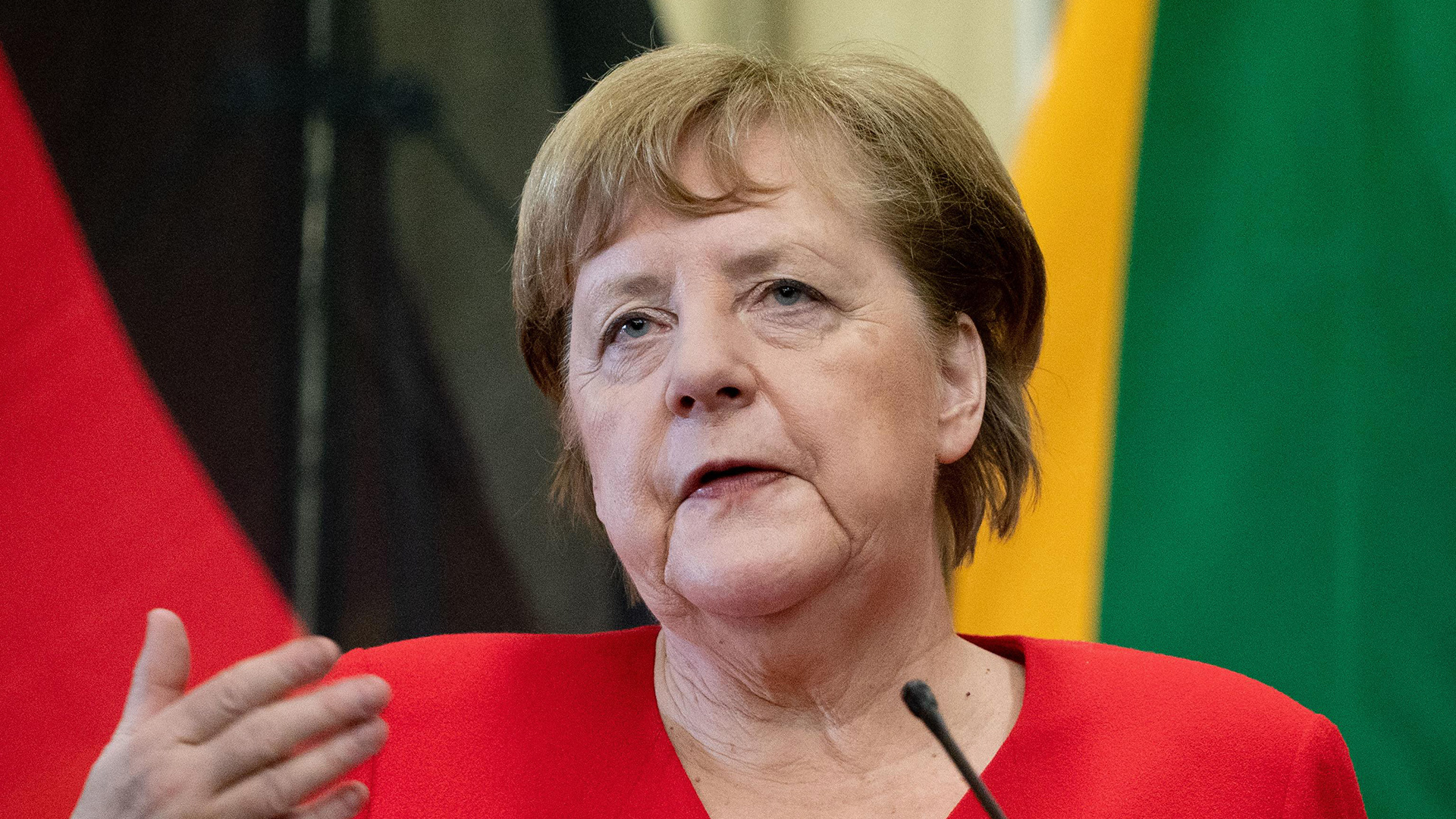 Kanzlerin Angela Merkel spricht auf einer Pressekonferenz bei einem Staatsbesuch in Südafrika. | dpa