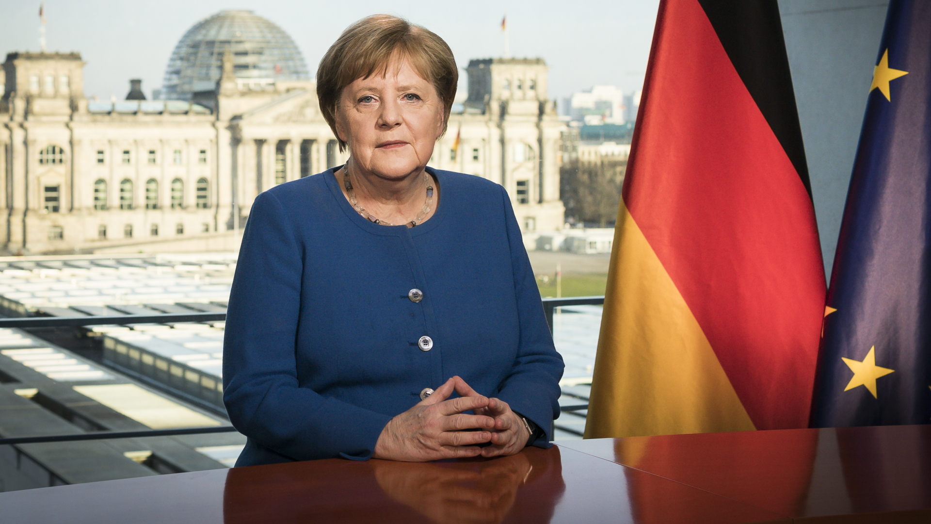 Bundeskanzlerin Angela Merkel (CDU) aufgenommen bei der Aufzeichnung einer Fernsehansprache im Bundeskanzleramt. | dpa