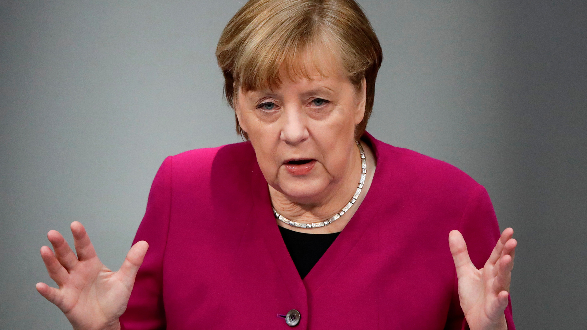 Angela Merkel spricht im Bundestag.