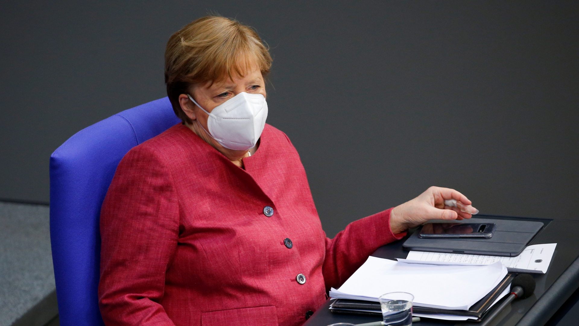 Merkel nach ihrer Rede im Bundestag | REUTERS