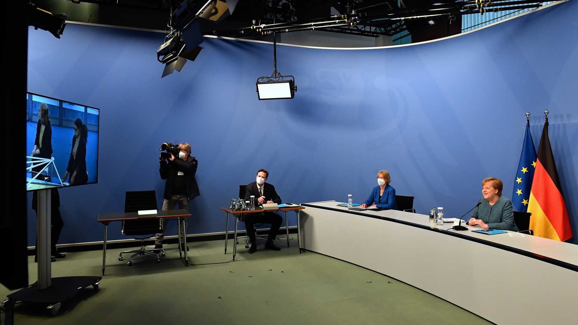 Kanzlerin Angela Merkel (r, CDU) nimmt an einer digitalen Diskussion zu den Jugendpolitiktagen im Kanzleramt teil.