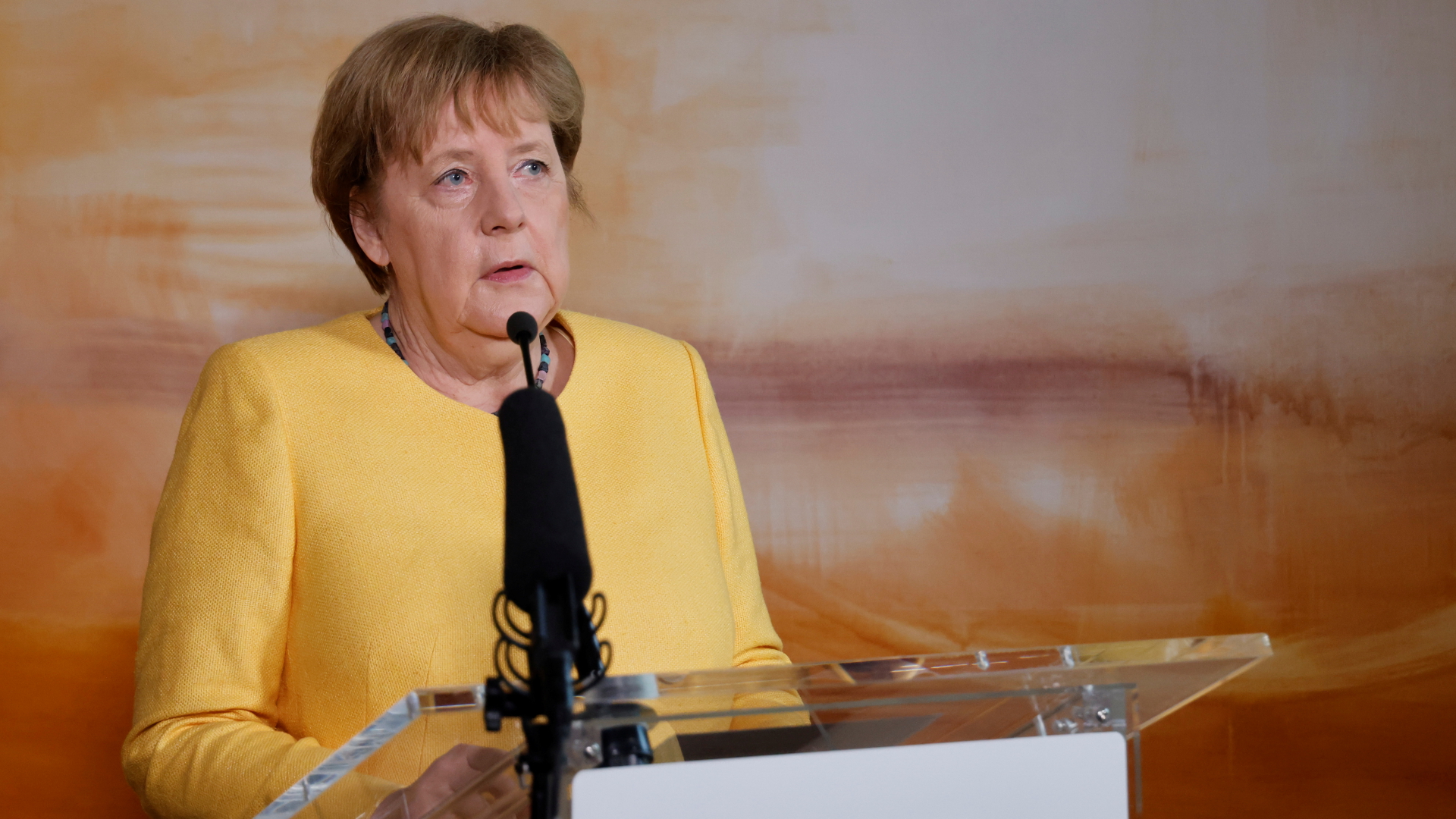 Bundeskanzlerin Merkel an einem Redepult  | REUTERS