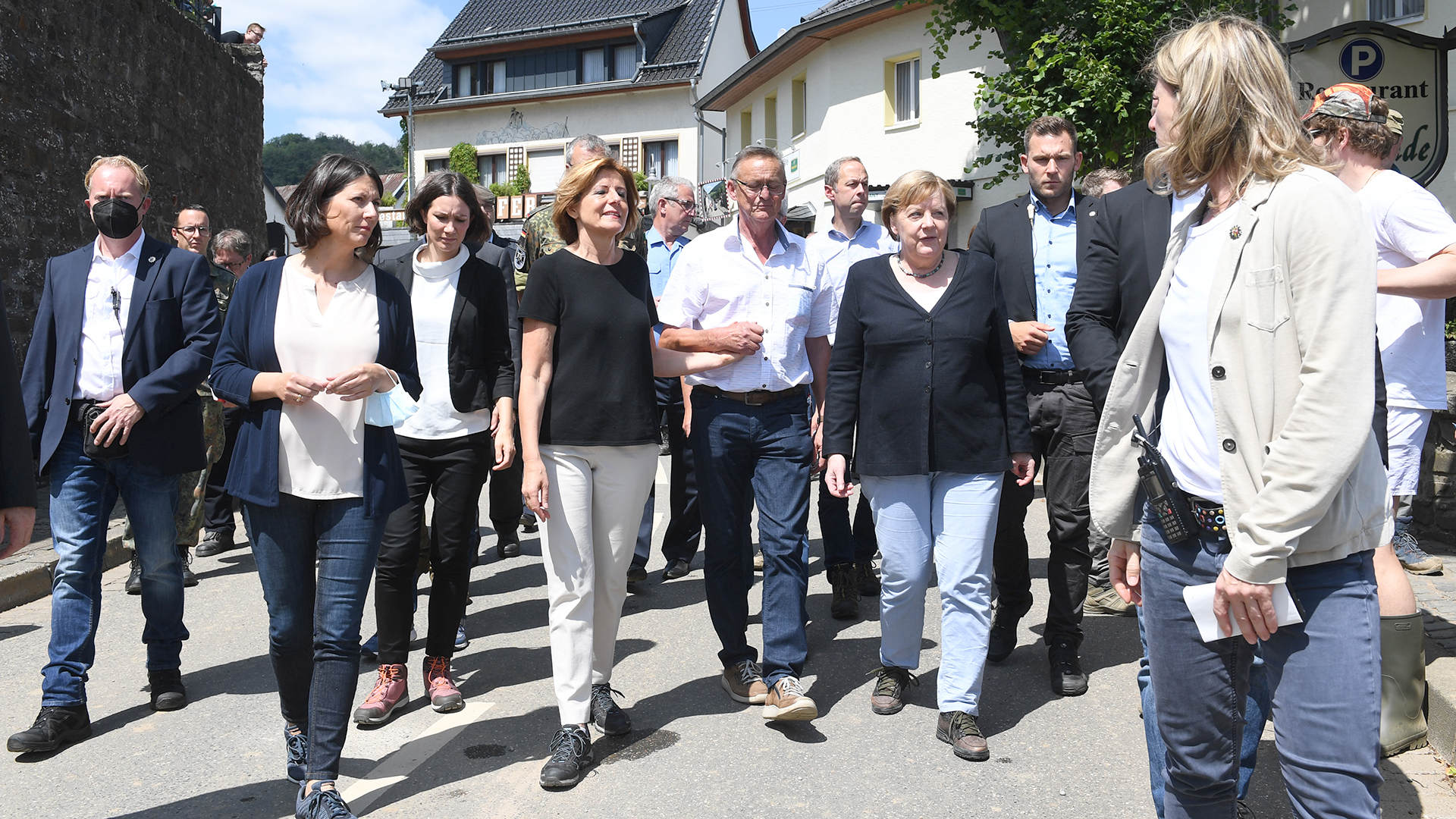 Kanzlerin Angela Merkel beim Gang durch die Ortsgemeinde Schuld zusammen mit Ortsbürgermeister Helmut Lussi und der rheinland-pfälzischen Ministerpräsidentin Malu Dreyer.