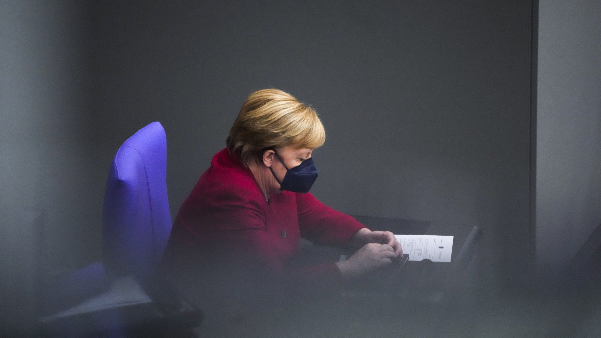 Kanzlerin Merkel im Bundestag | AP