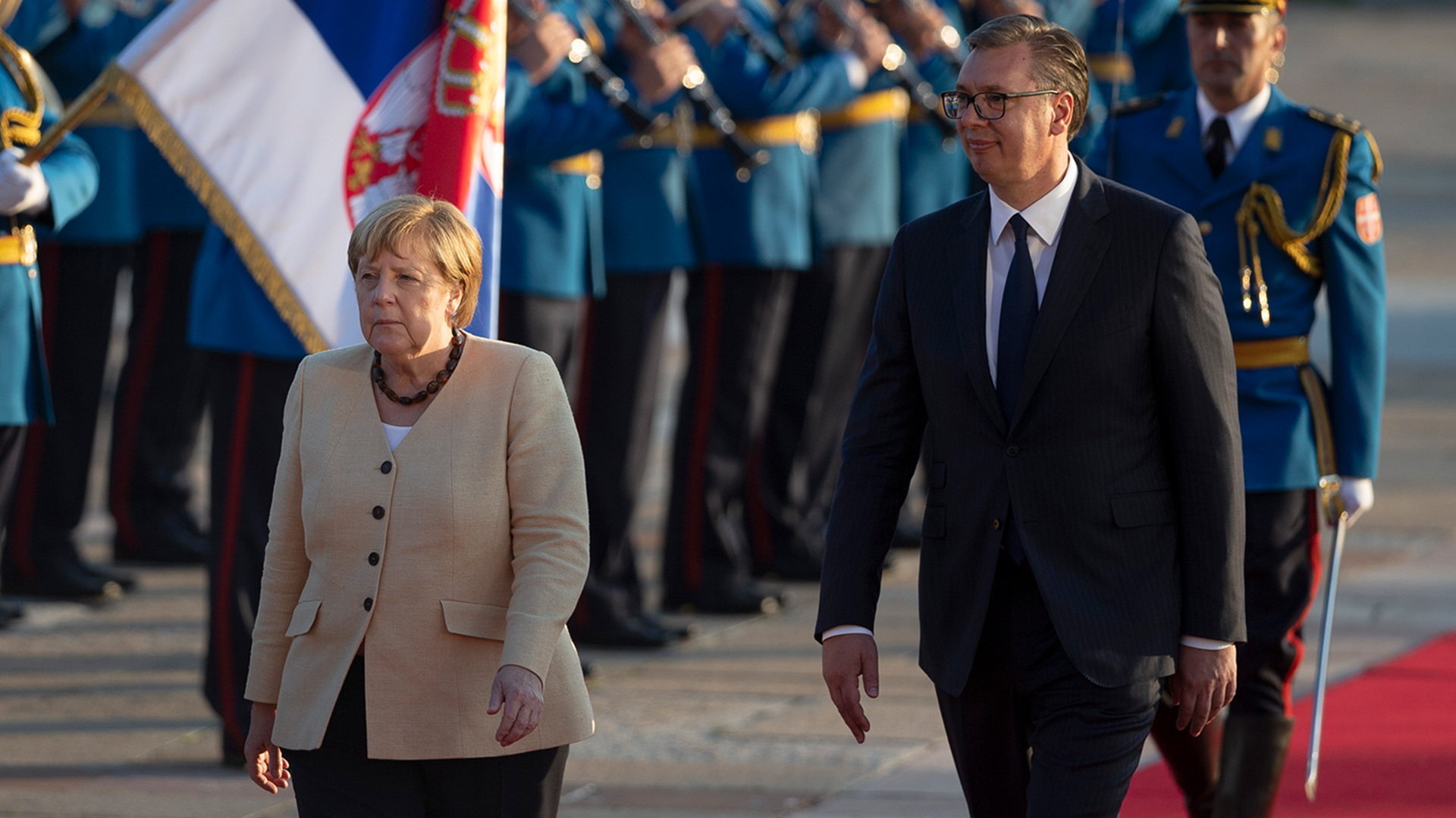 Angela Merkel geht in Begleitung von Aleksandar Vucic in der serbischen Hauptstadt Belgrad an einer Ehrengarde vorbei. | dpa