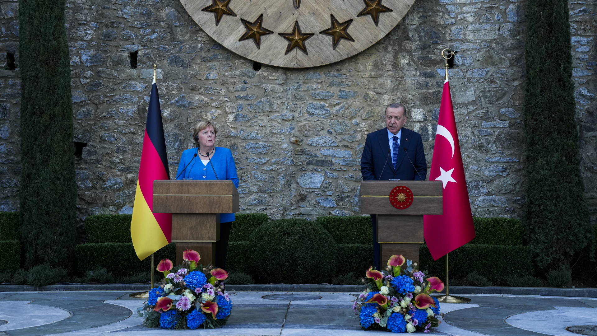 Recep Tayyip Erdogan, Staatspräsident der Türkei, spricht neben Bundeskanzlerin Angela Merkel während einer gemeinsamen Pressekonferenz nach ihrem Treffen in Istanbul.