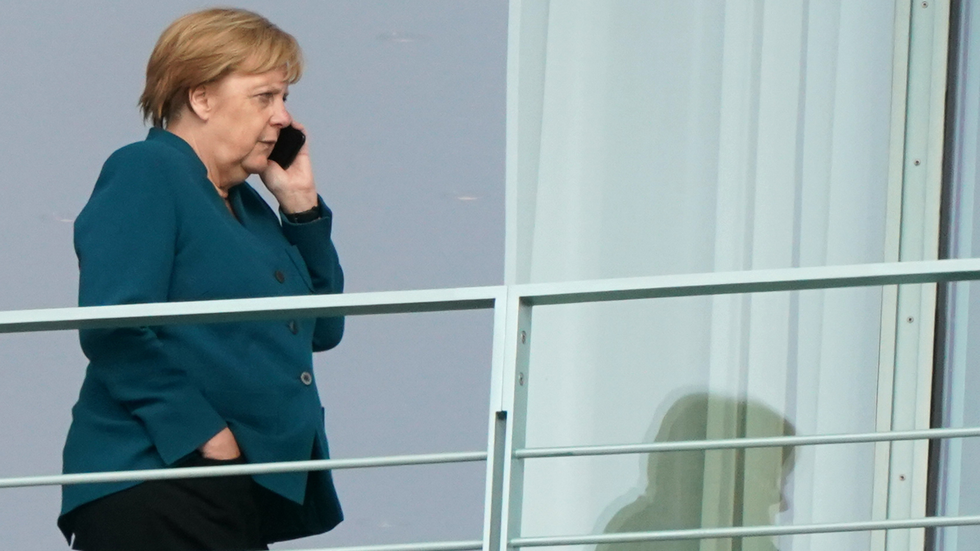 Bundeskanzlerin Merkel telefoniert. | picture alliance/dpa