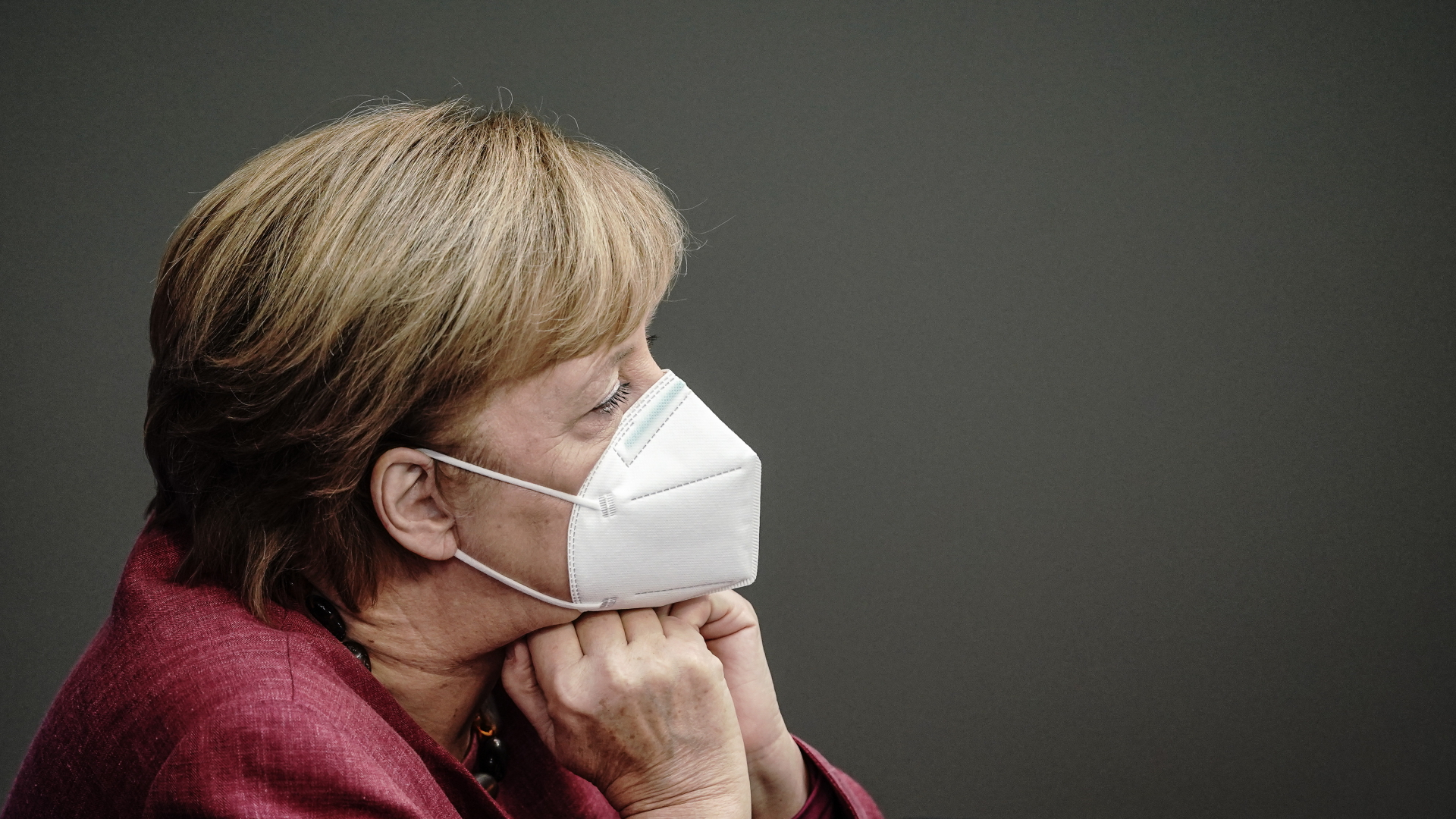 Angela Merkel sitzt mit Mund-Nasenschutz im Bundestag. | dpa
