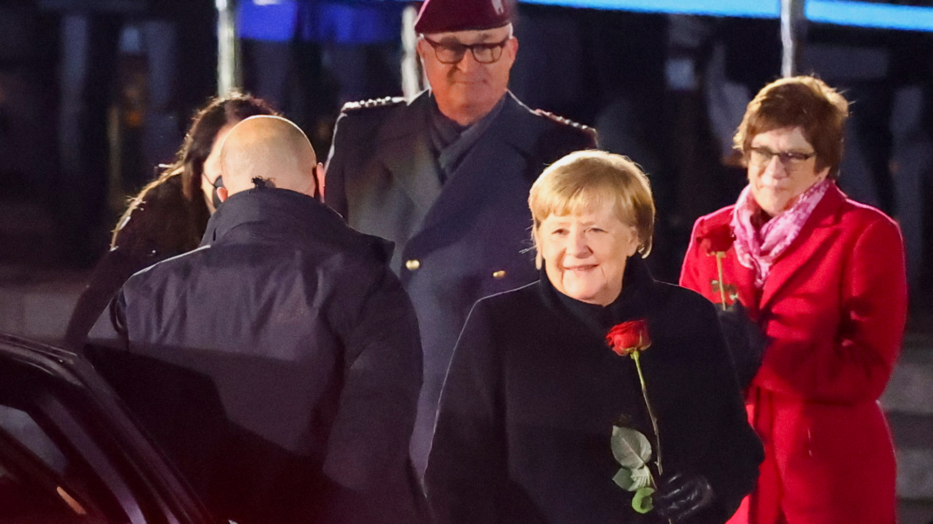 Bundeskanzlerin Angela Merkel beim Großen Zapfenstreich zu ihrem Ausscheiden aus dem Amt | REUTERS