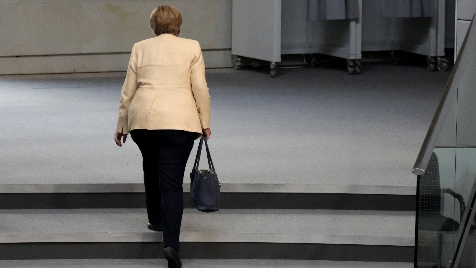 Kanzlerin Merkel verlässt den Bundestag  | AP