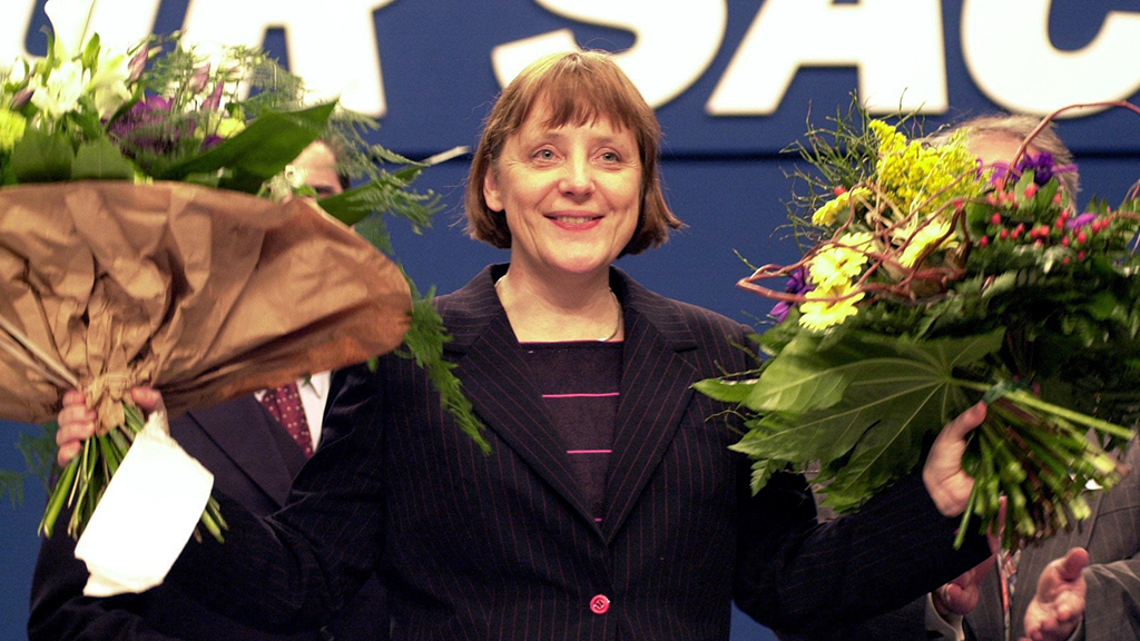 Angela Merkel nach der Wahl zur neuen Vorsitzenden der CDU im April 2000 | Bildquelle: dpa