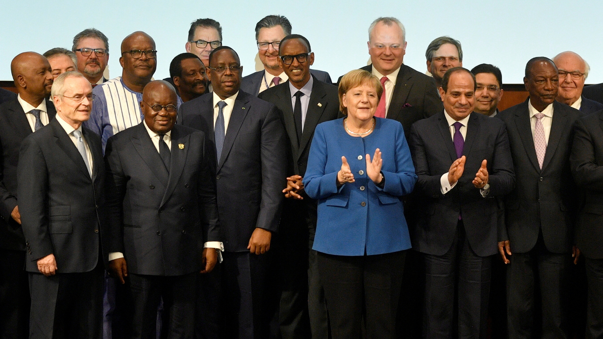 Kanzlerin Merkel posiert 2019 mit Teilnehmern des Treffens Compact with africa | REUTERS