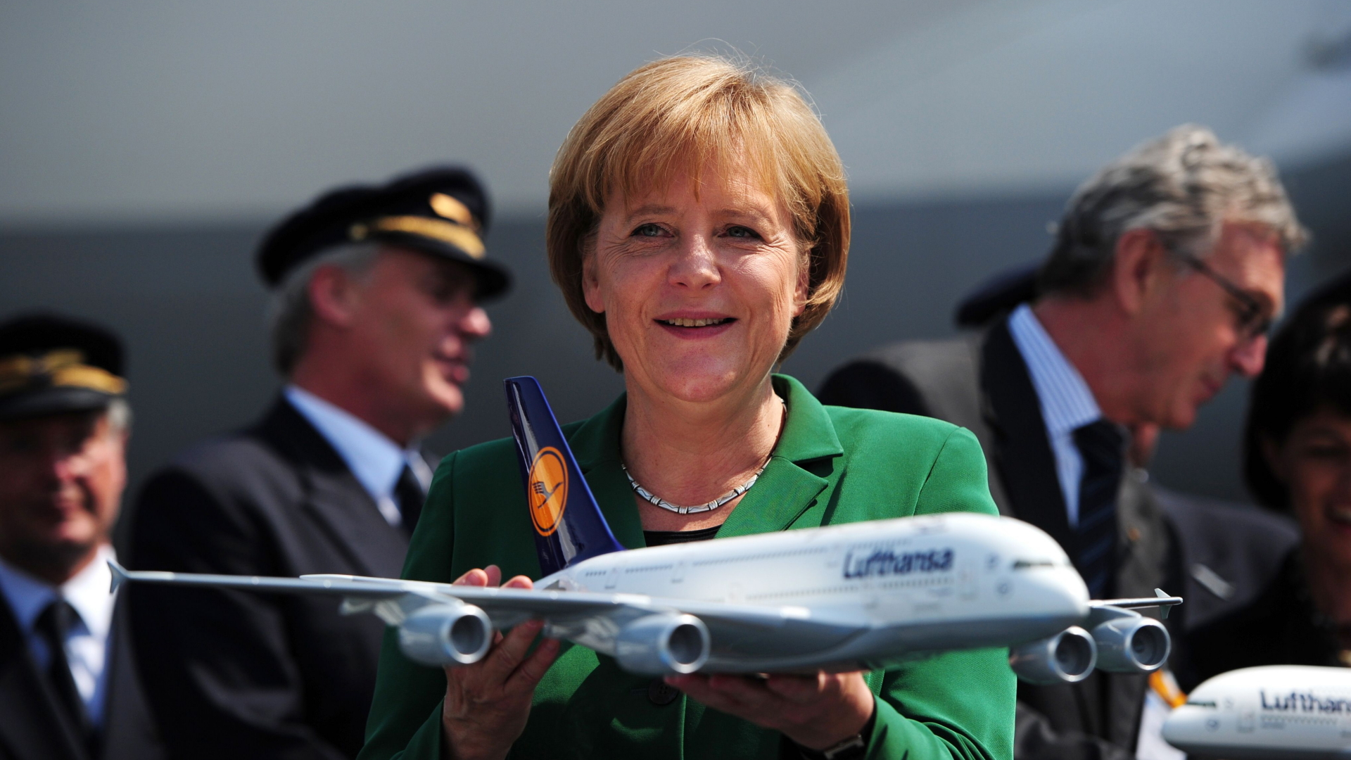 Bundeskanzlerin Angela Merkel mit einem Modell des Airbus A380 in den Händen (Bild von 2010). | AFP
