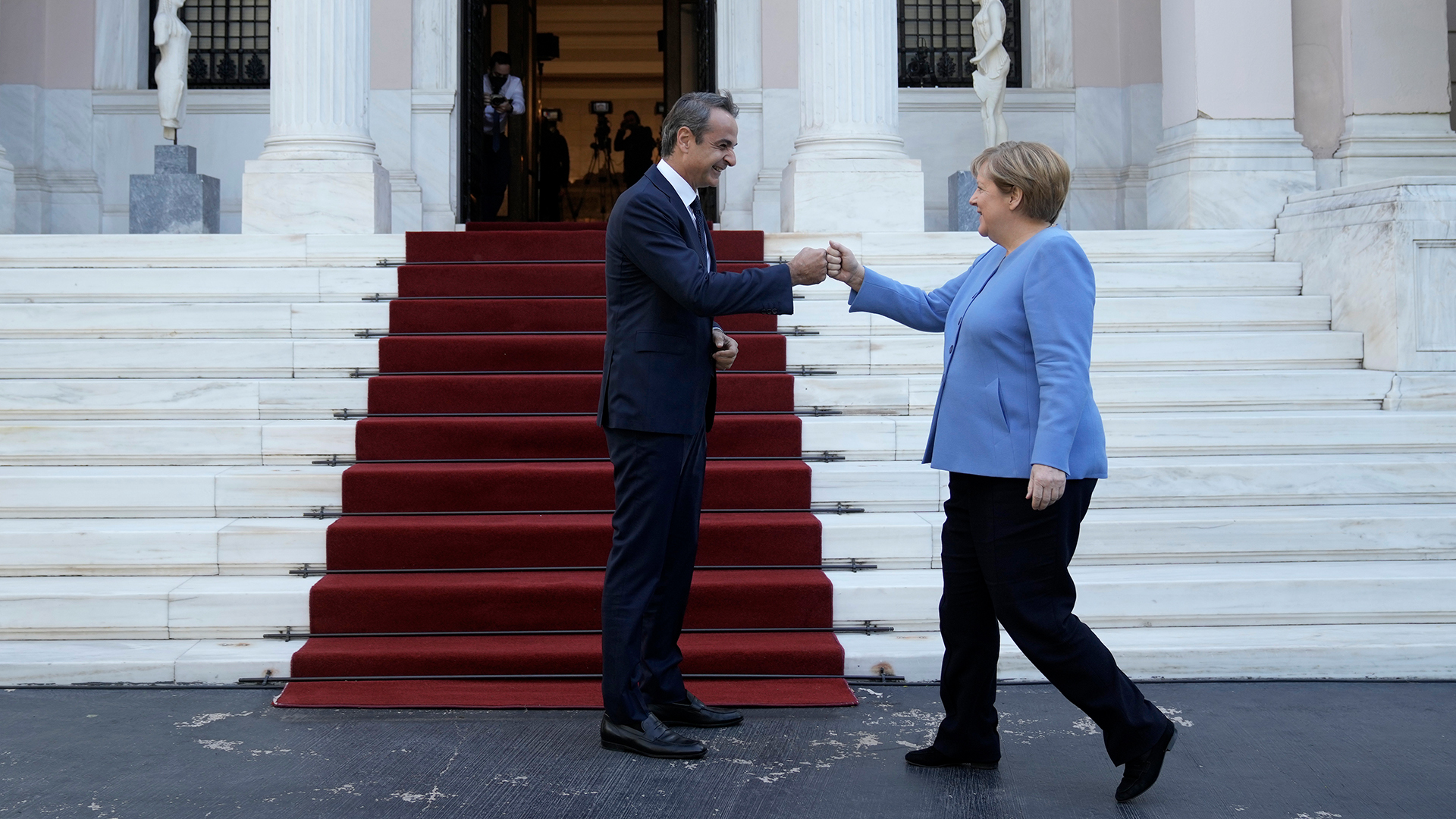 Kyriakos Mitsotakis, Premierminsiter von Griechenland, begrüßt die geschäftsführende Bundeskanzlerin Angela Merkel.