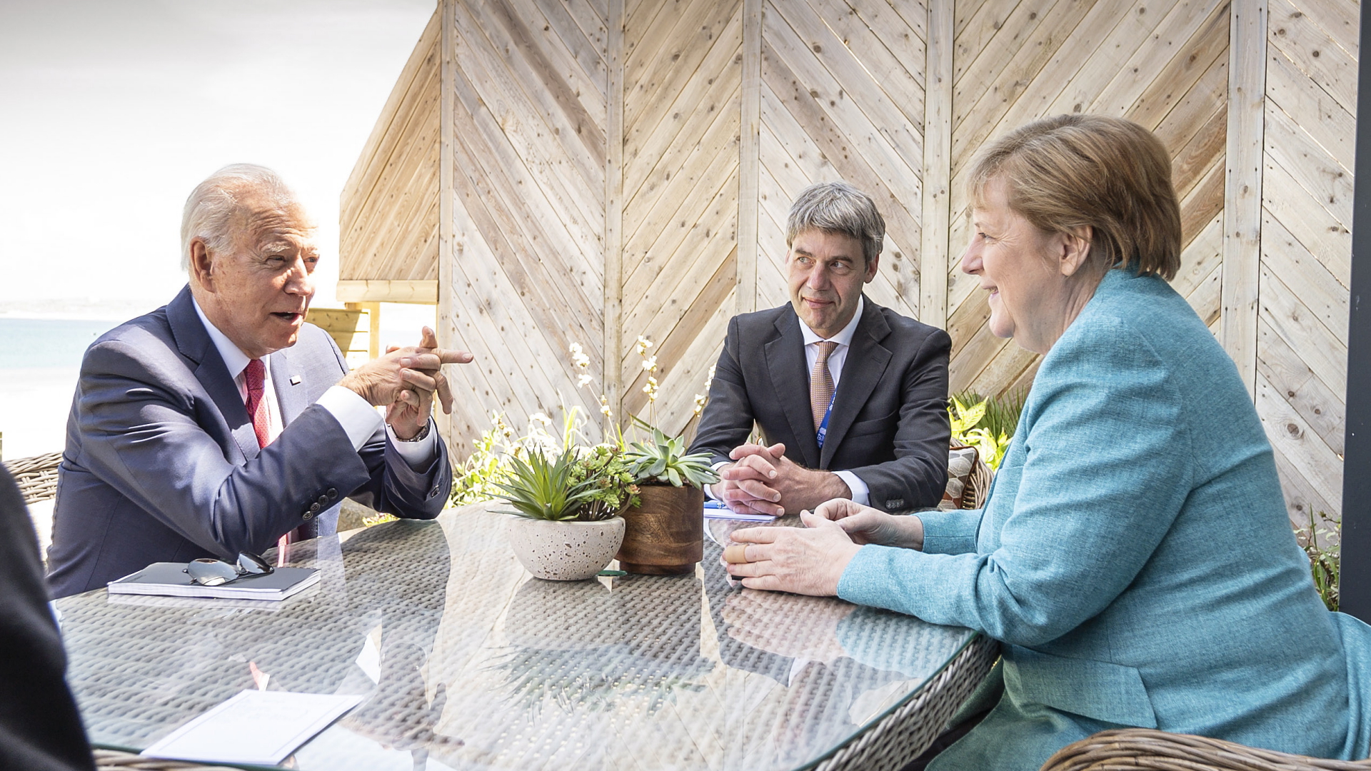 US-Präsident Biden mit Kanzlerin Merkel in Cornwall | EPA