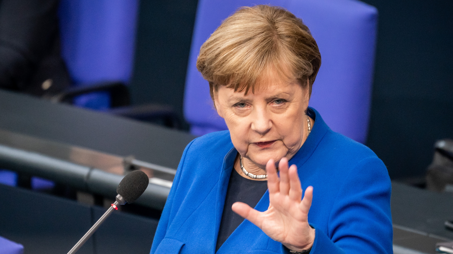 Kanzlerin Angela Merkel spricht im Bundestag. | dpa