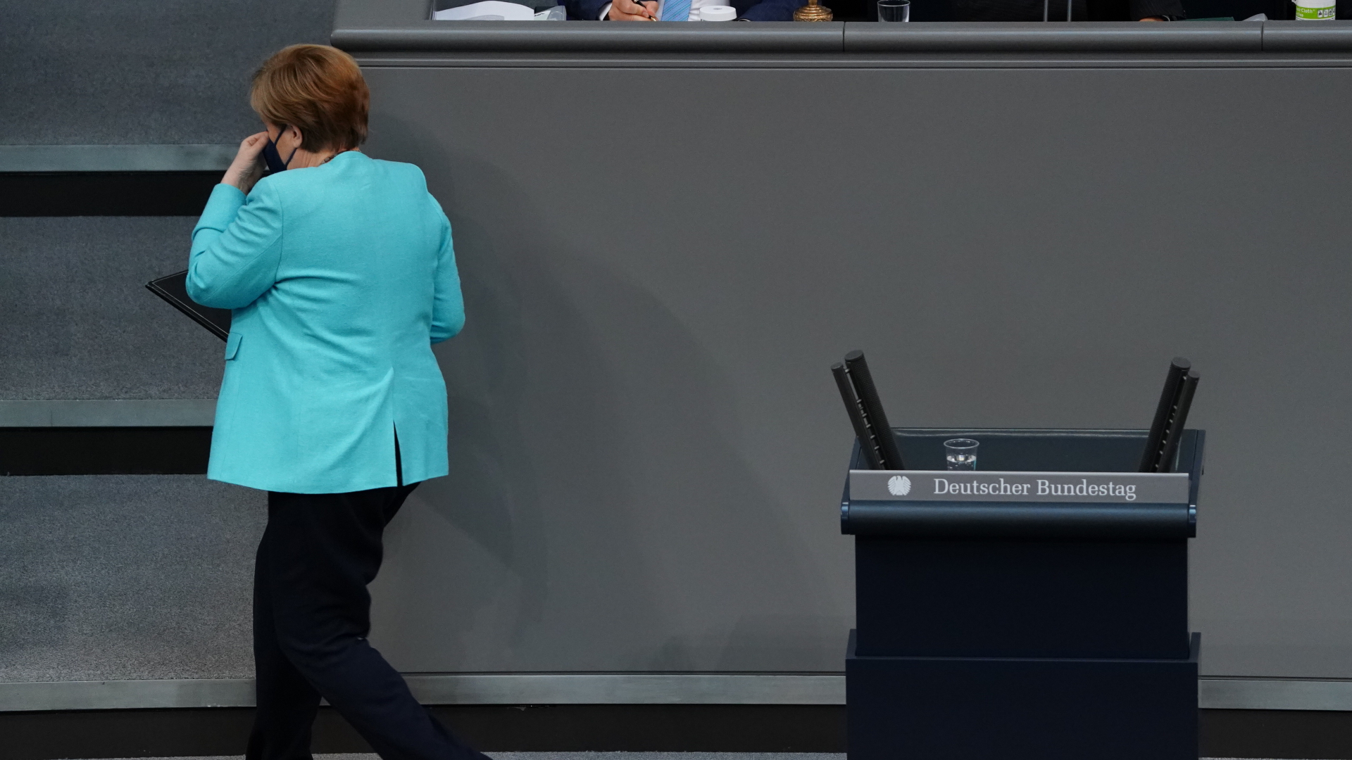 Angela Merkel nach ihrer vermutlich letzten Regierungserklärung im Bundestag. | EPA