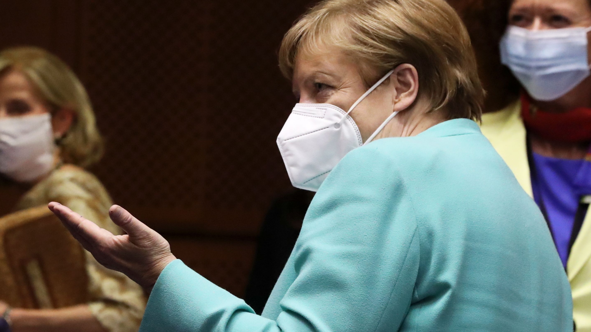 Bundeskanzlerin Angela Merkel trägt im EU-Parlament eine weiße Corona-Schutzmaske. | YVES HERMAN/POOL/EPA-EFE/Shutter