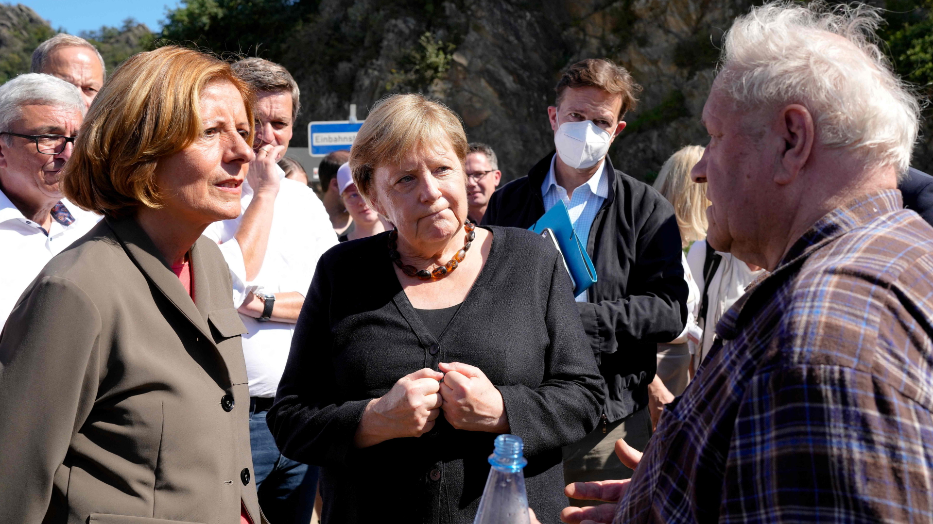 Malu Dreyer und Angela Merkel bei ihrem Besuch im Ahrtal nach der Flutkatastrophe. | AFP
