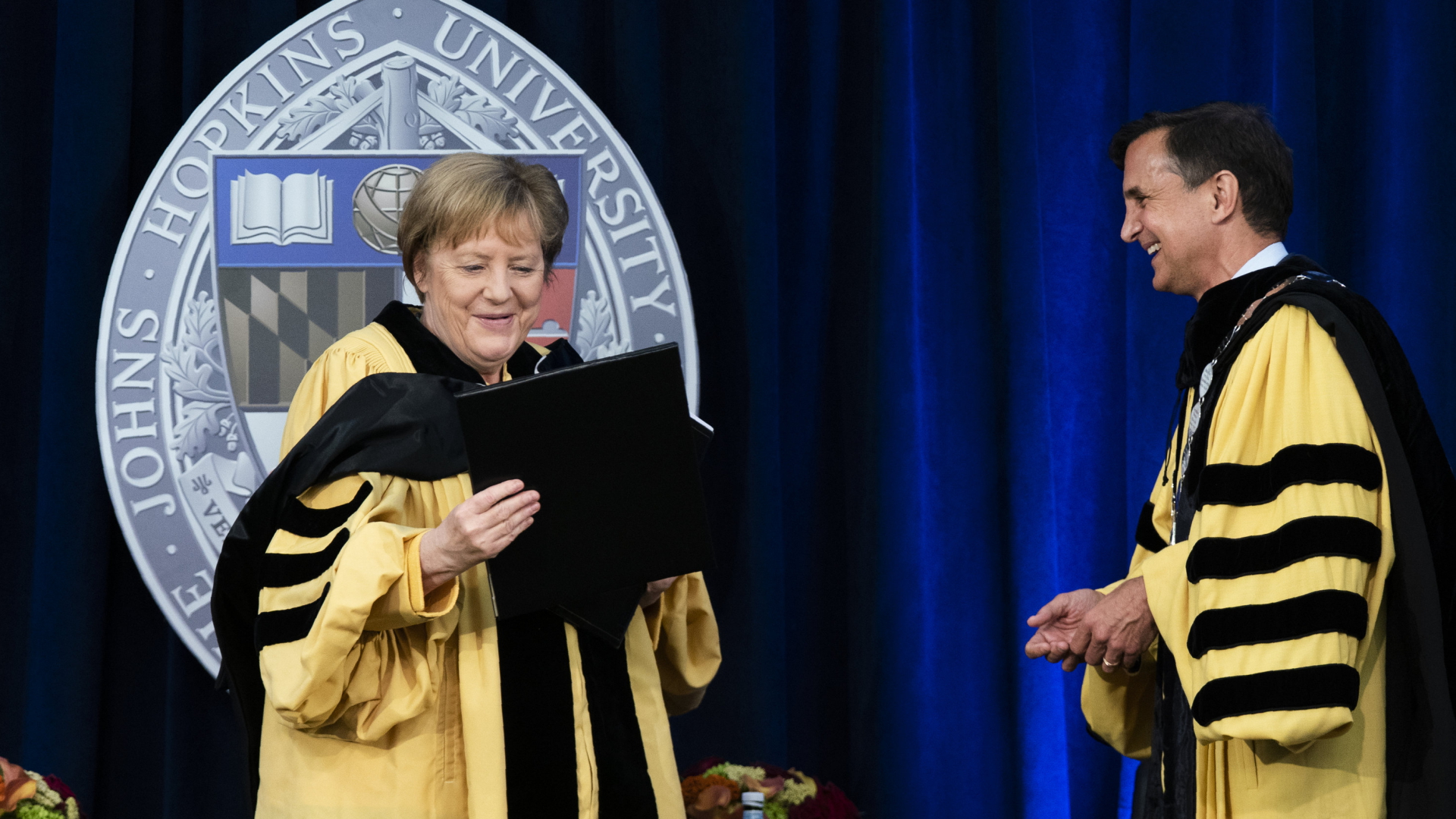 Bundeskanzlerin Angela Merkel wird am 15. Juli 2021 an der Johns-Hopkins-Universität mit der Ehrendoktorwürde ausgezeichnet. | AP