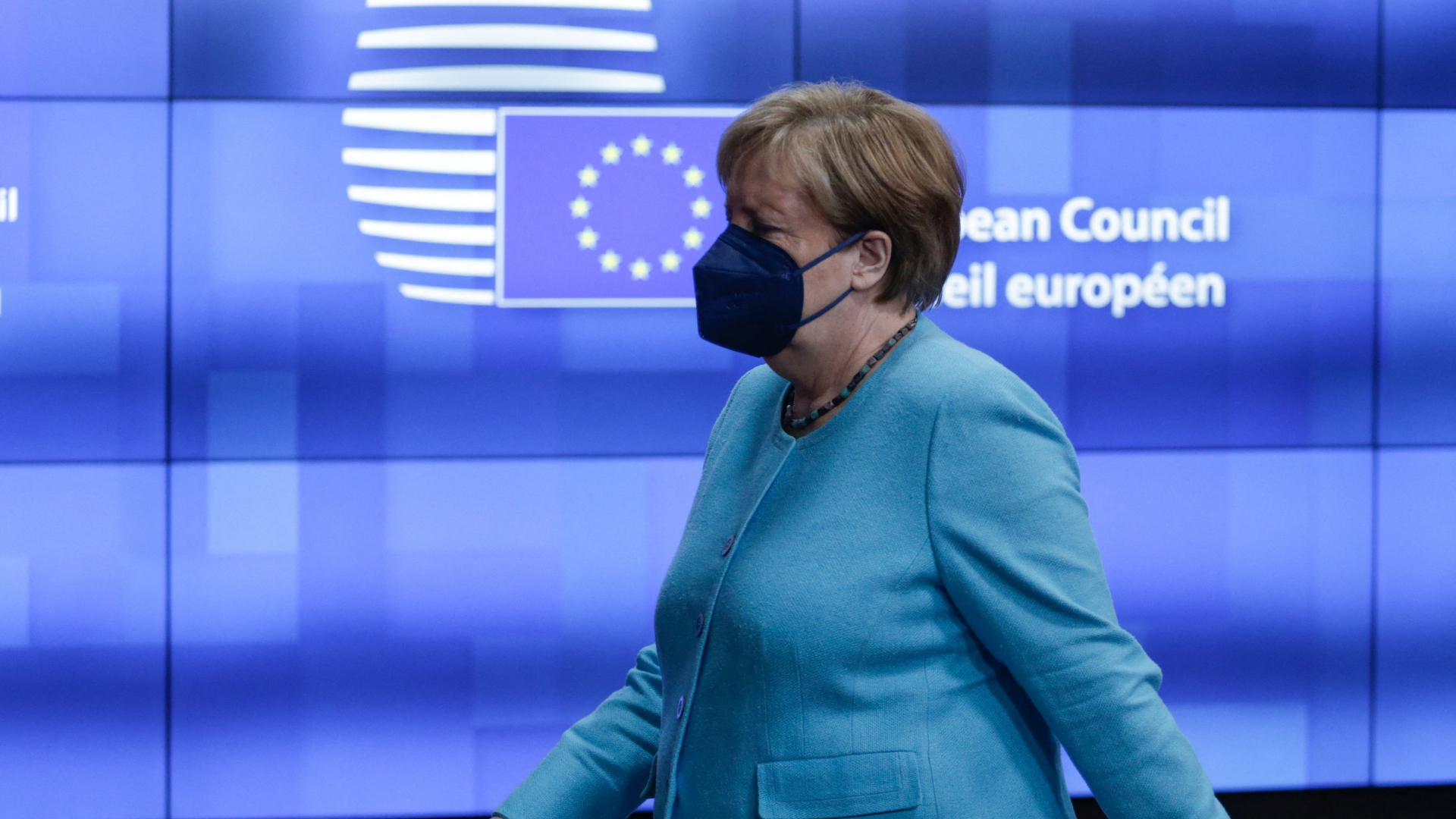 Angela Merkel geht durch den Europäischen Rat (Bild vom 25.06.2021). | AFP