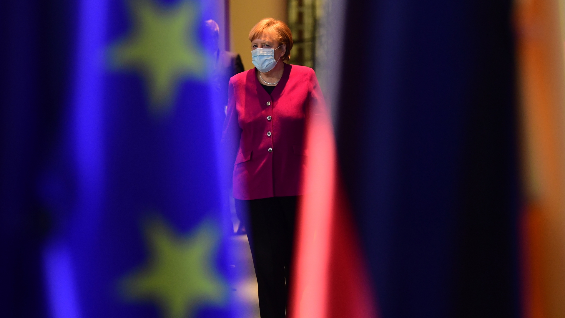 Bundeskanzlerin Merkel nach dem virtuellen EU-Gipfel auf dem Weg zur Pressekonferenz. | EPA