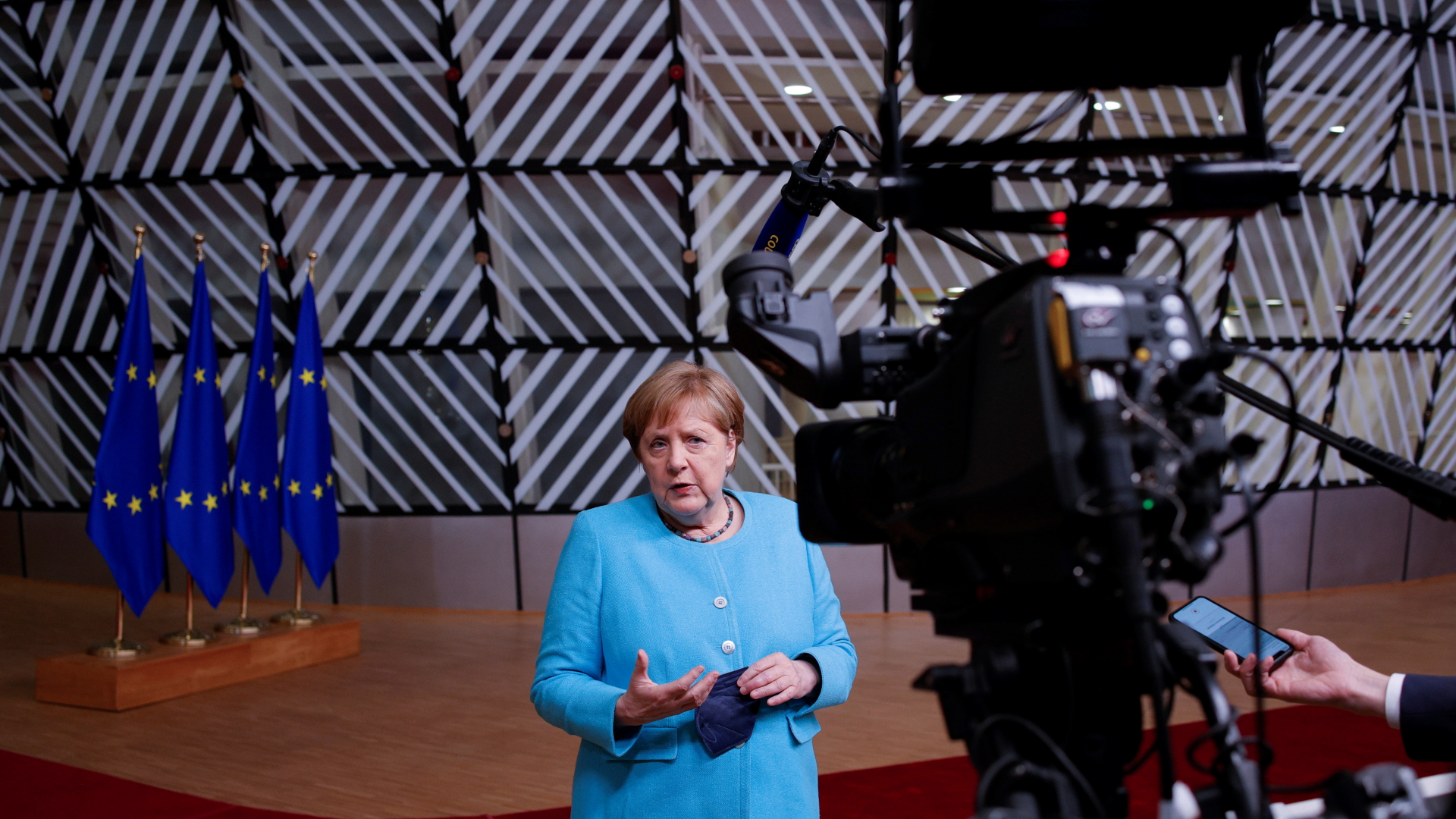 Bundeskanzlerin Merkel gibt nach dem ersten EU-Gipfeltag ein Pressestatement ab. | REUTERS