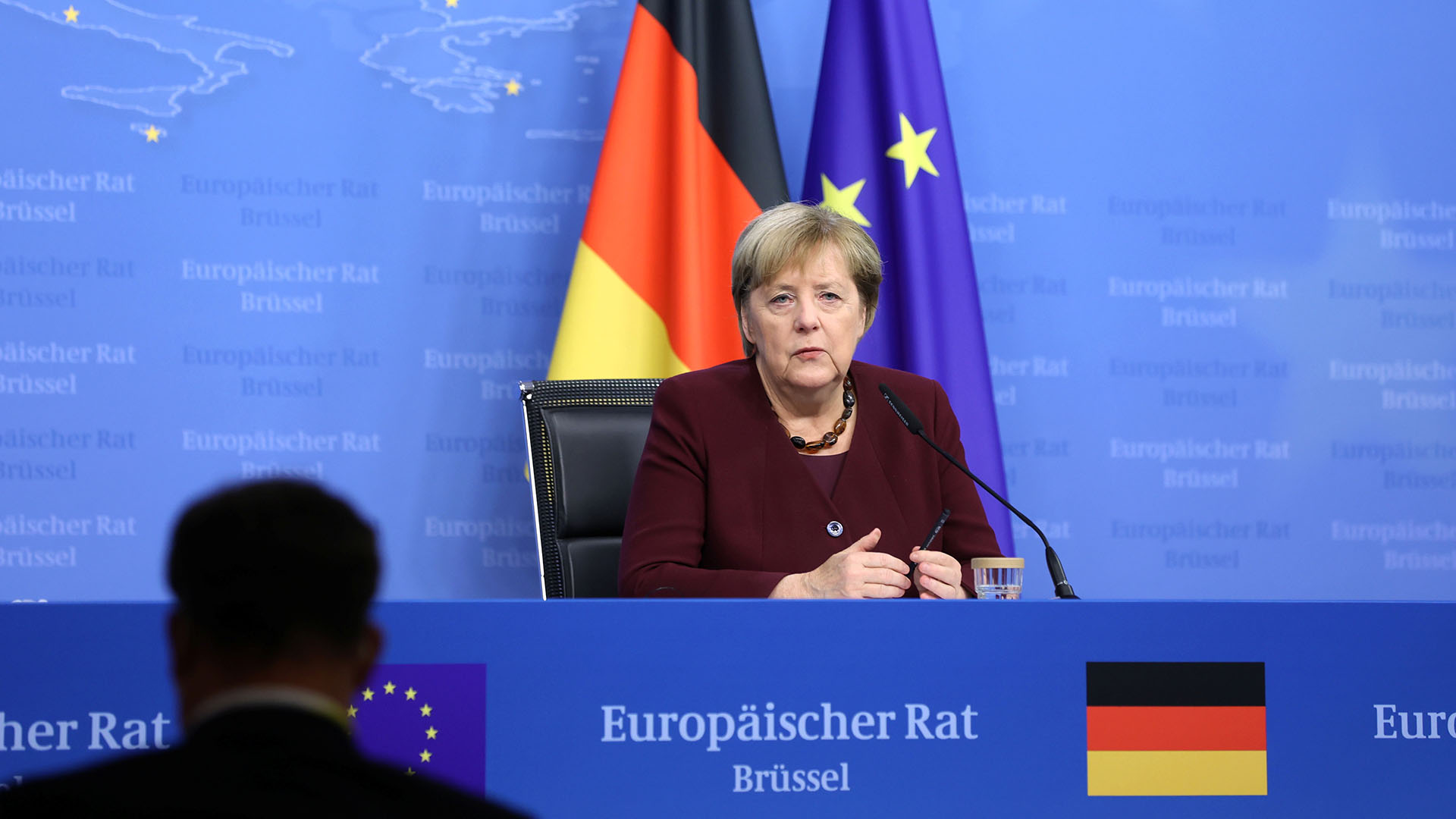 Angela Merkel hält eine Pressekonferenz am Ende des Treffens der Staats- und Regierungschefs der Europäischen Union in Brüssel. | REUTERS