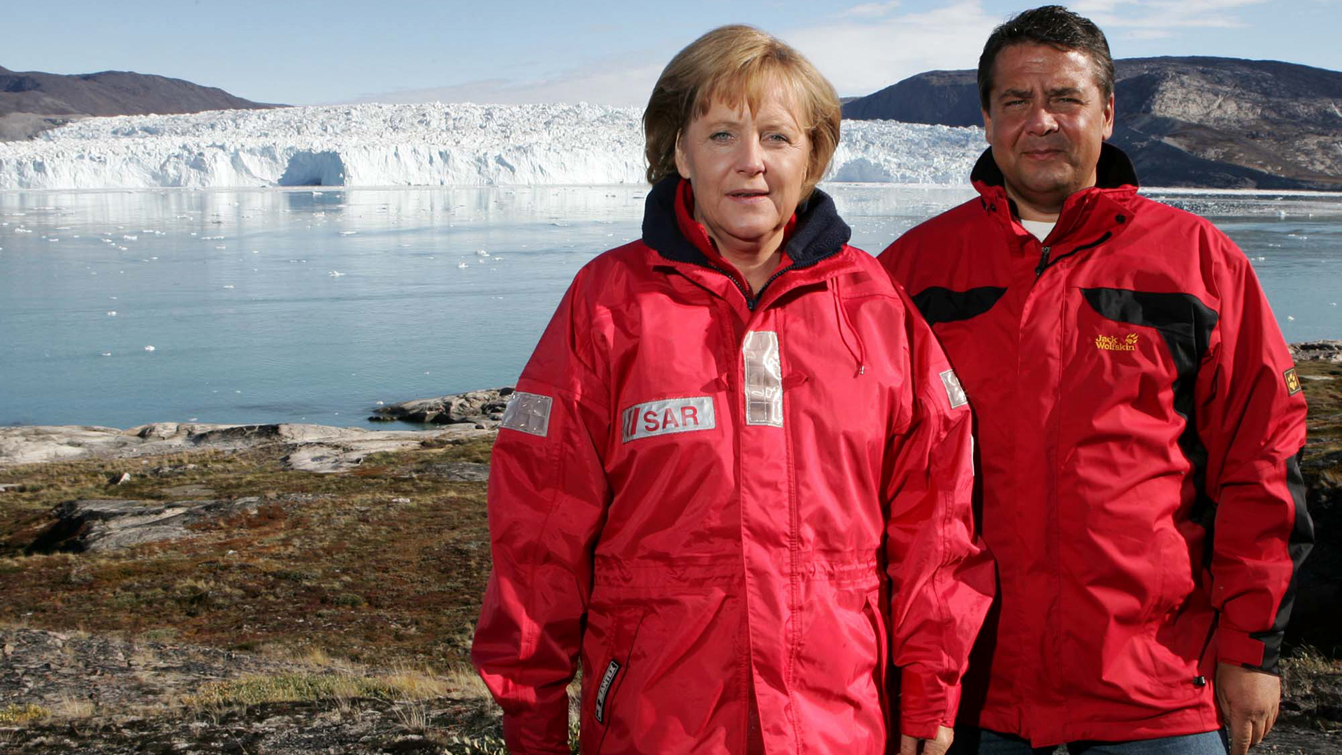 Bundeskanzlerin Angela Merkel und der damalige Bundesumweltminister Sigmar Gabriel, aufgenommen vor dem Eqi Gletscher bei Ilulissat in Grönland. (Archivbild: 17.08.2007) | dpa