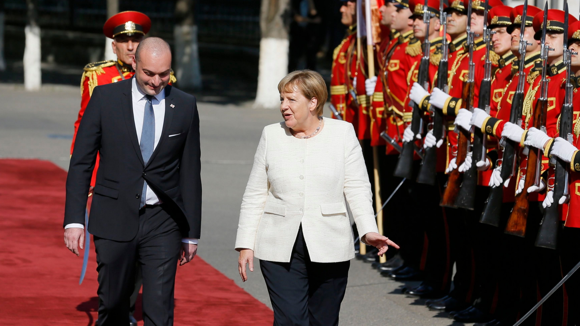 Kanzlerin Merkel wird vom georgischen Ministerpräsidenten Bachtadse empfangen.