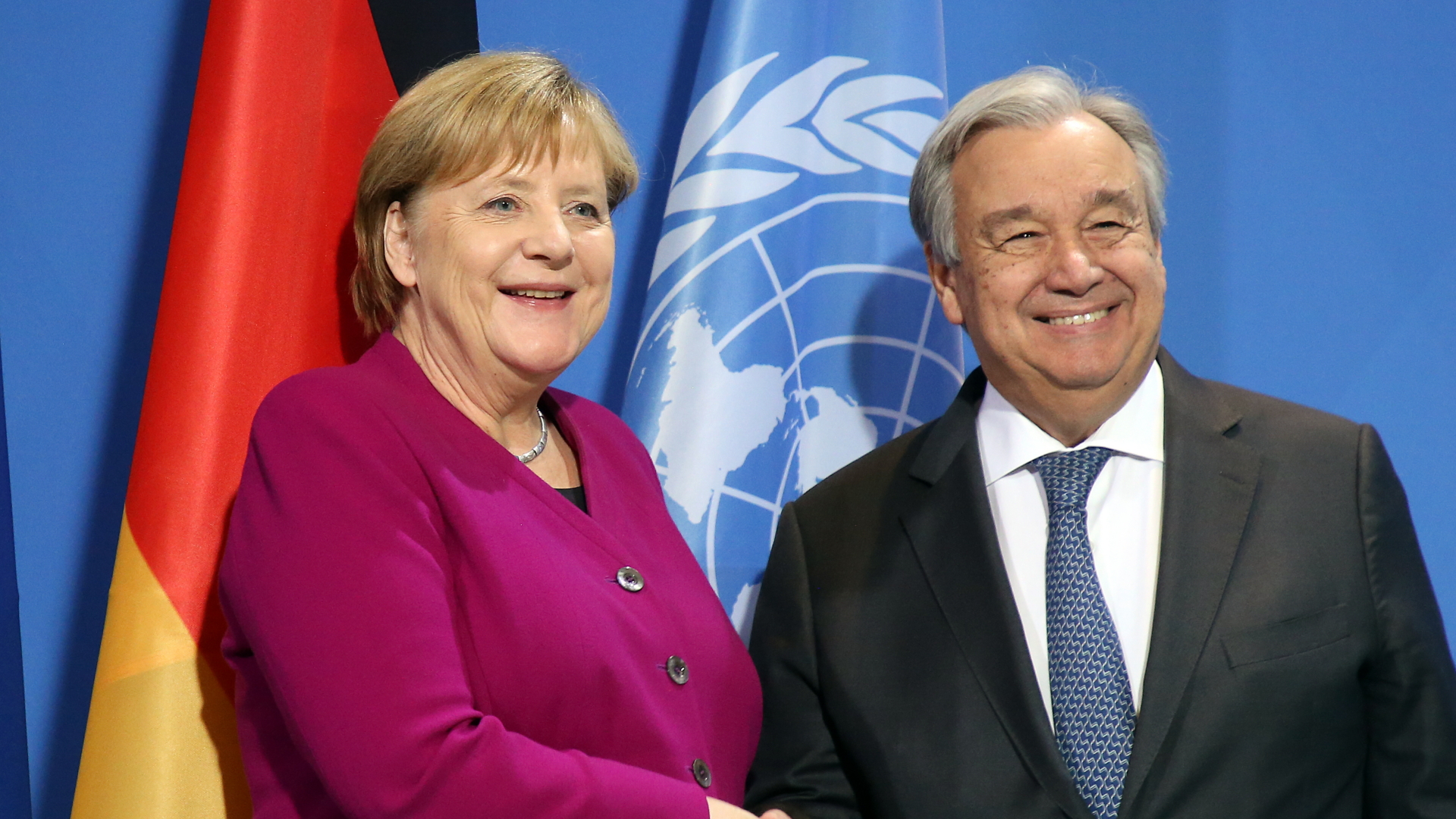 Bundeskanzlerin Angela Merkel (CDU) und Antonio Guterres, Generalsekretär der Vereinten Nationen, geben sich im Bundeskanzleramt die Hand (Archivbild). | dpa