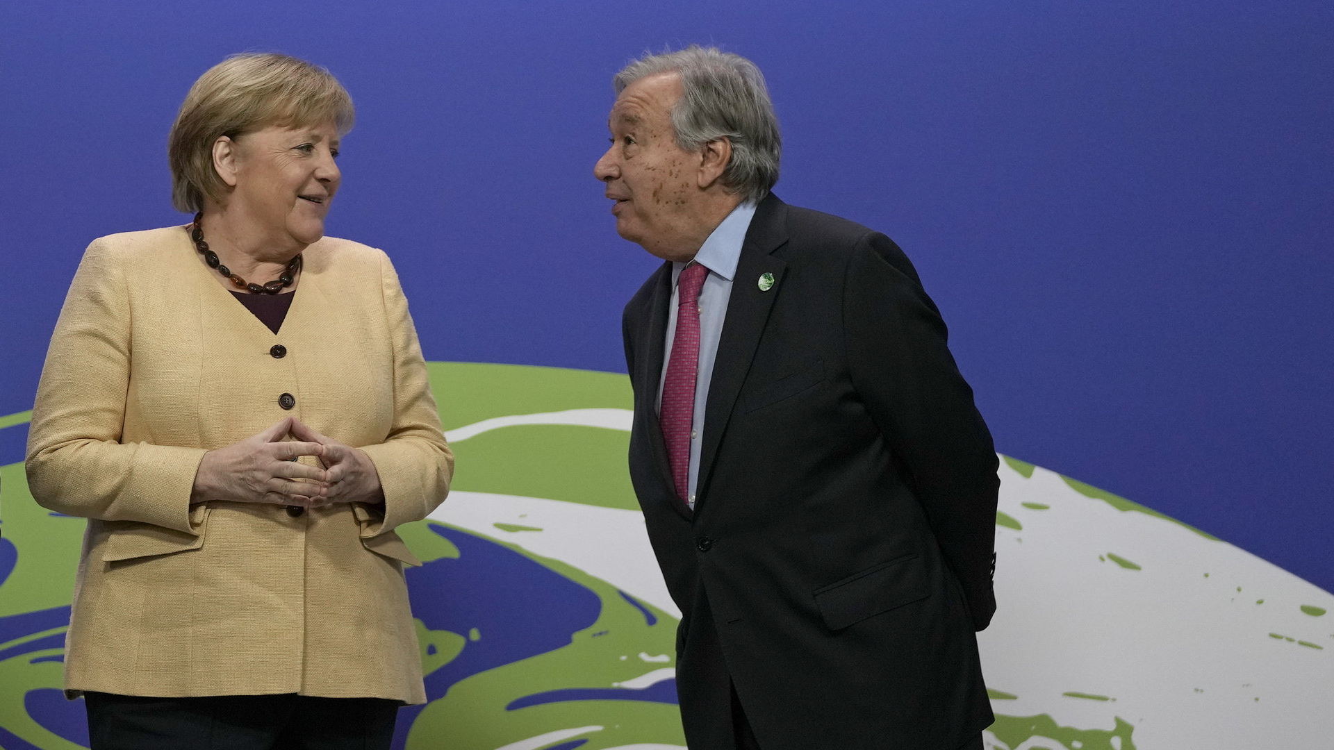 Angela Merkel und UN-Generalsekretär António Guterres beim Weltklimagipfel in Glasgow | AP