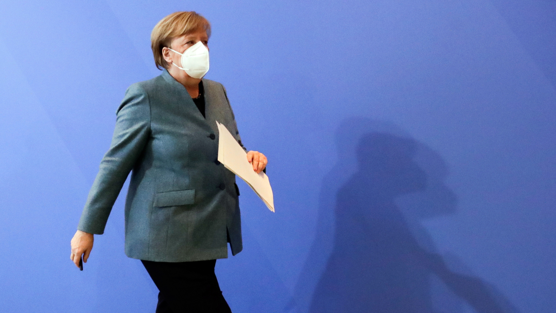 Bundeskanzlerin Angela Merkel (CDU) verlässt ihre Pressekonferenz. 