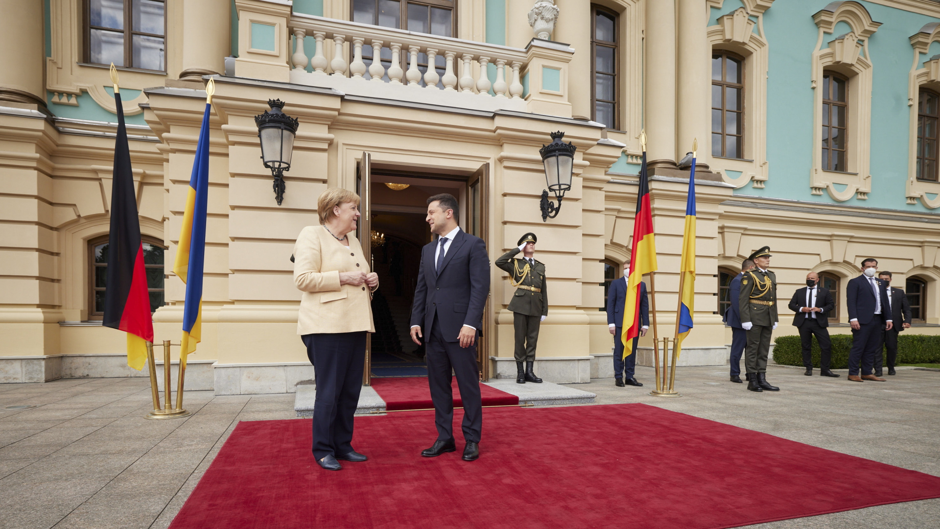 Wolodymyr Selenskyj, Präsident der Ukraine, begrüßt Bundeskanzlerin Angela Merkel (CDU) während ihres Treffens in Kiew. | dpa