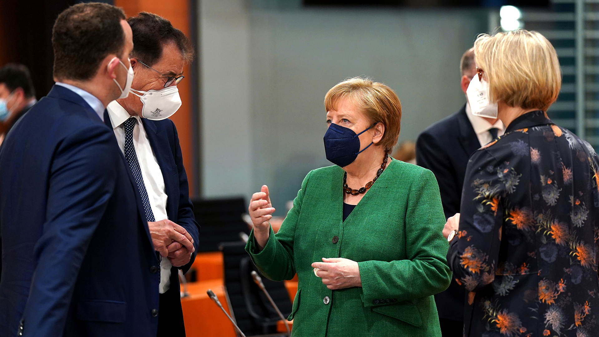 Angela Merkel im Gespräch mit Jens Spahn, Gerd Müller und Anja Karliczek. | dpa