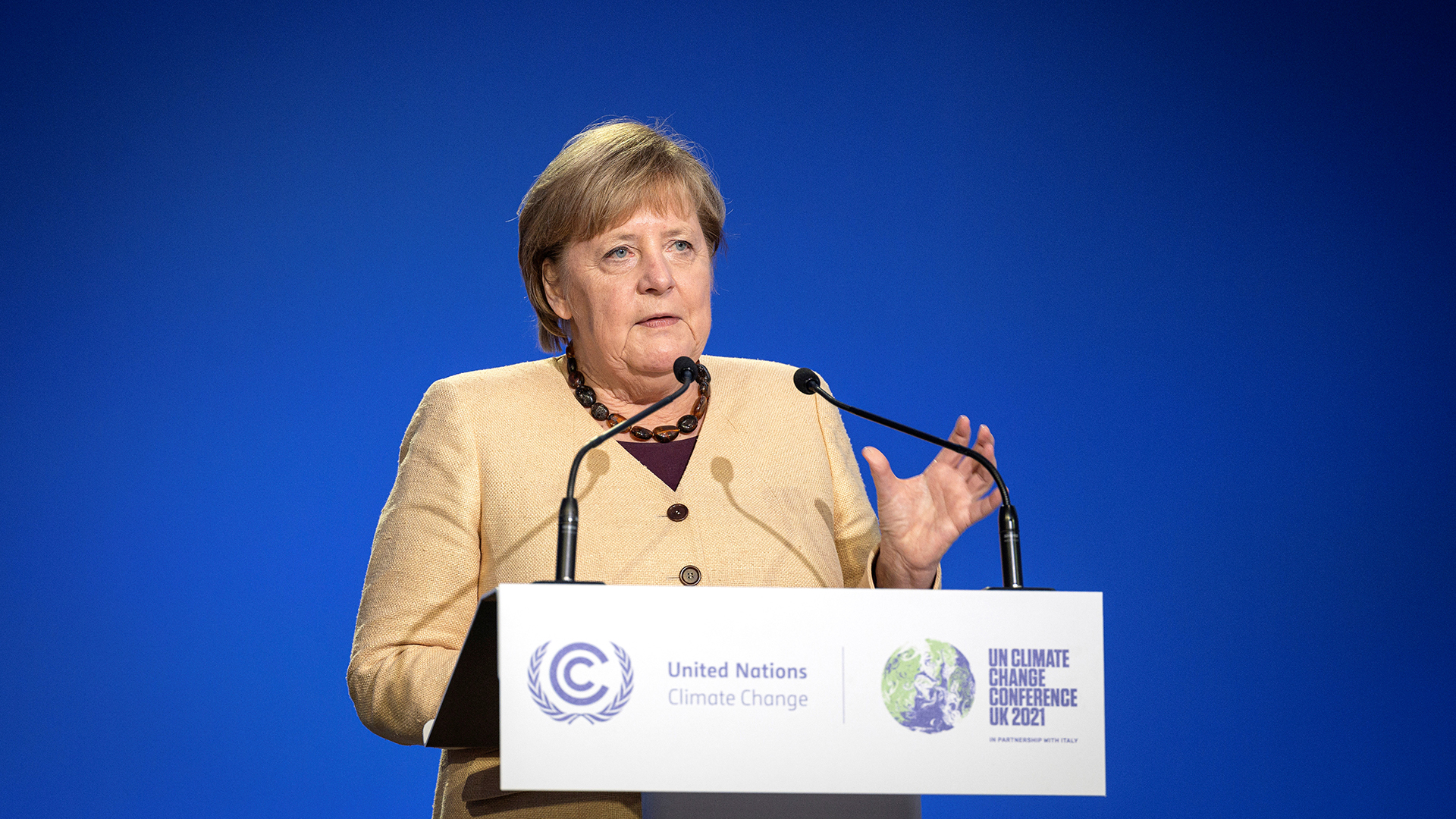 Bundeskanzlerin Angela Merkel spricht während der UN-Klimakonferenz in Glasgow, Schottland.  | via REUTERS