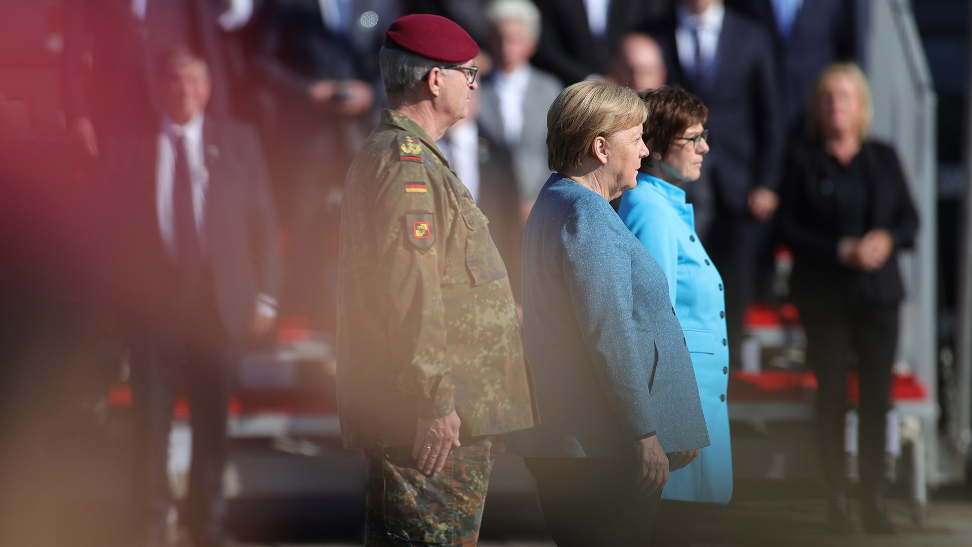 Angela Merkel und Annegret Kramp-Karrenbauer stehen bei der Würdigung der Bundeswehrsoldaten nebeneinander. | EPA
