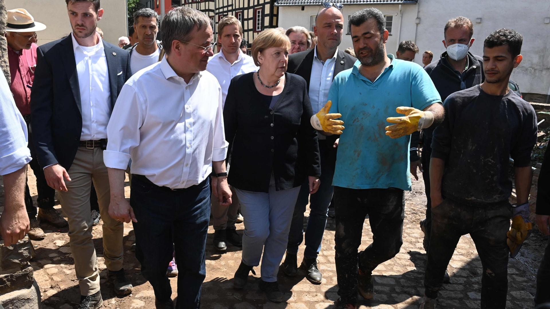 Angela Merkel und Armin Laschet bei einem Besuch in Bad Münstereifel. | AFP