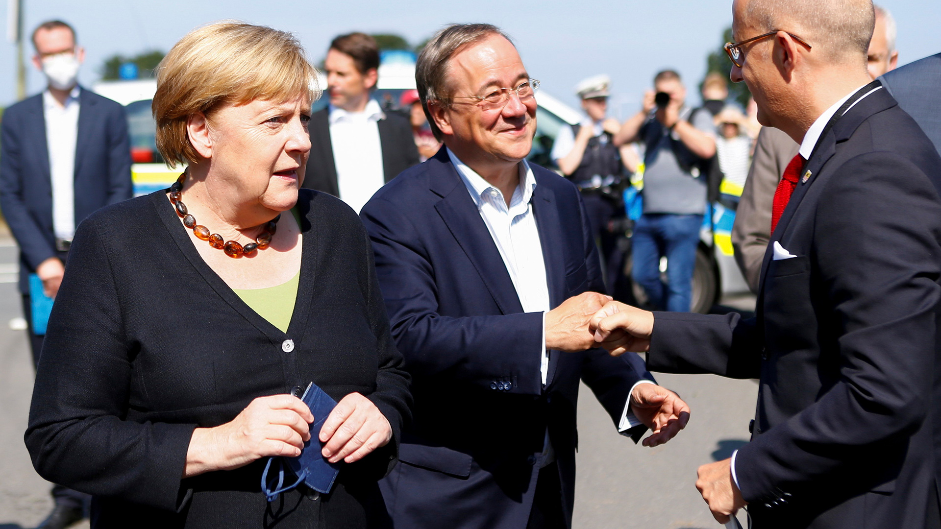 Angela Merkel und Armin Laschet besuchen die Feuerwache Schalksmuehle. | AP