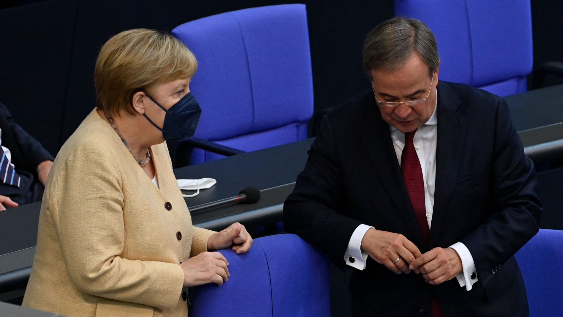 Merkel und Laschet im Bundestag. | AFP