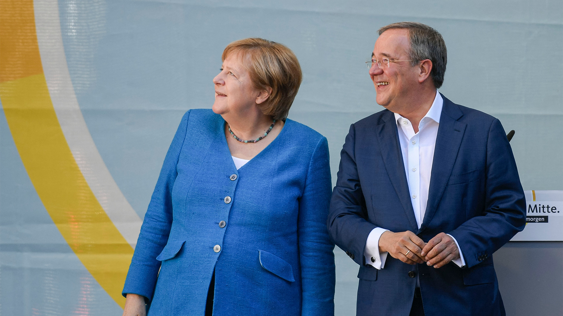Angela Merkel und Laschet gucken nach Links | AFP