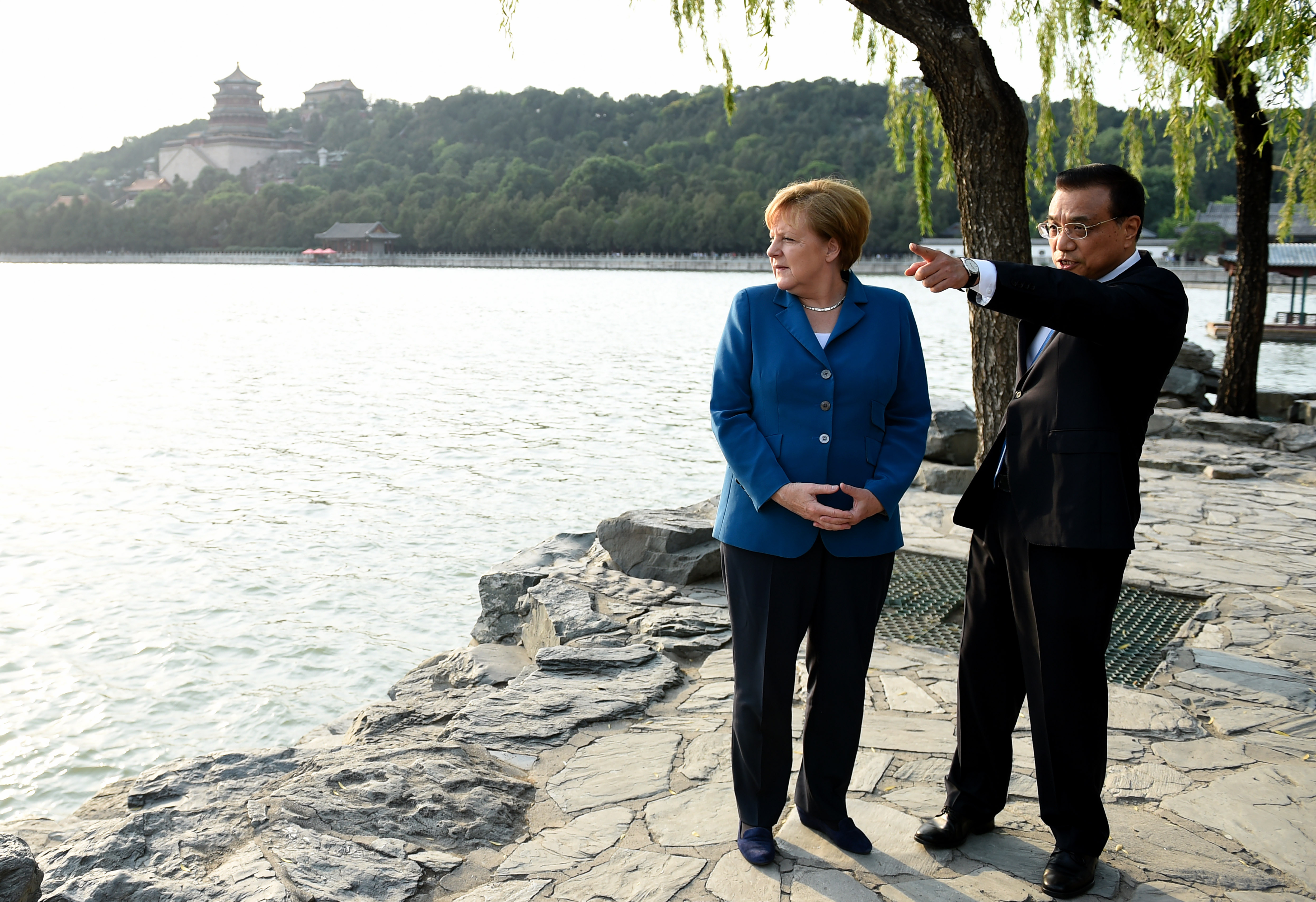 Kanzlerin Merkel mit Ministerpräsident Li 2016 im Sommerpalast des chinesischen Kaisers in Peking (China) | picture alliance / dpa