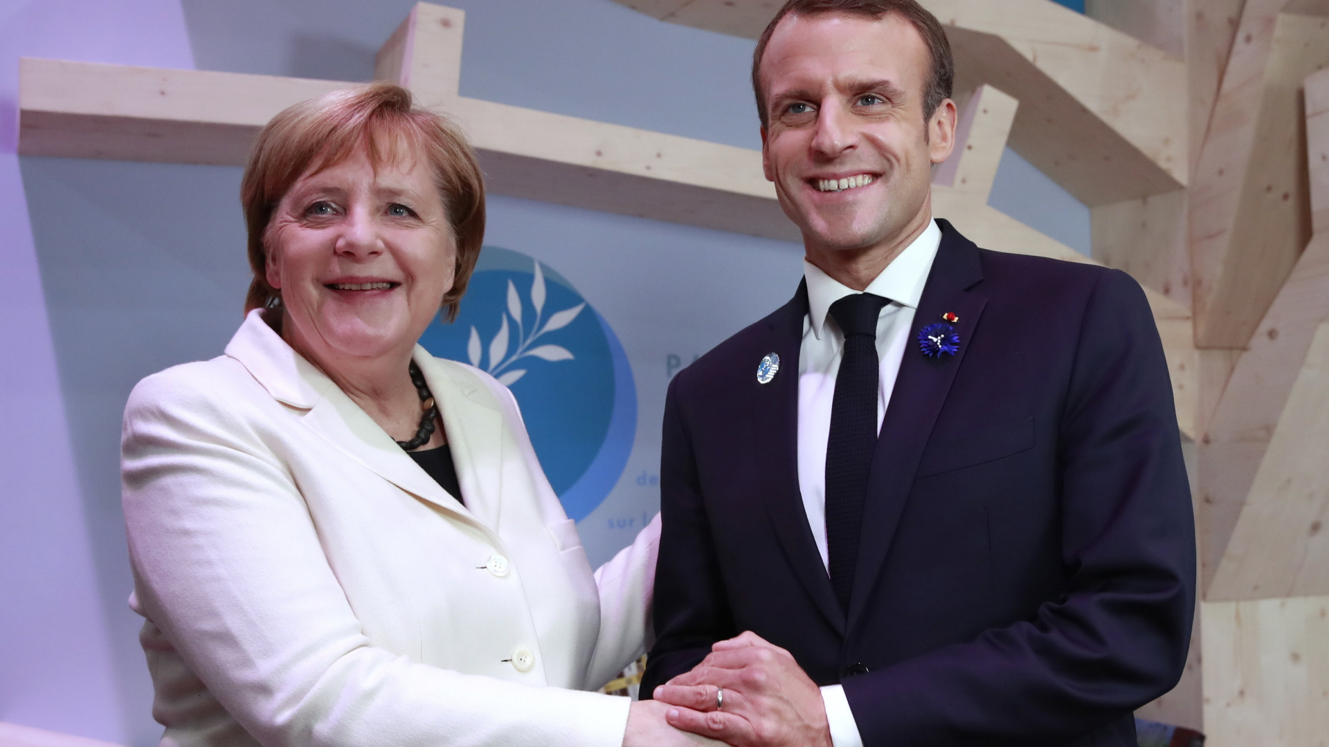 Kanzlerin Angela Merkel und Frankreichs Präsident Emmanuel Macron bei der Eröffnung des Friedensforums. | Bildquelle: AP