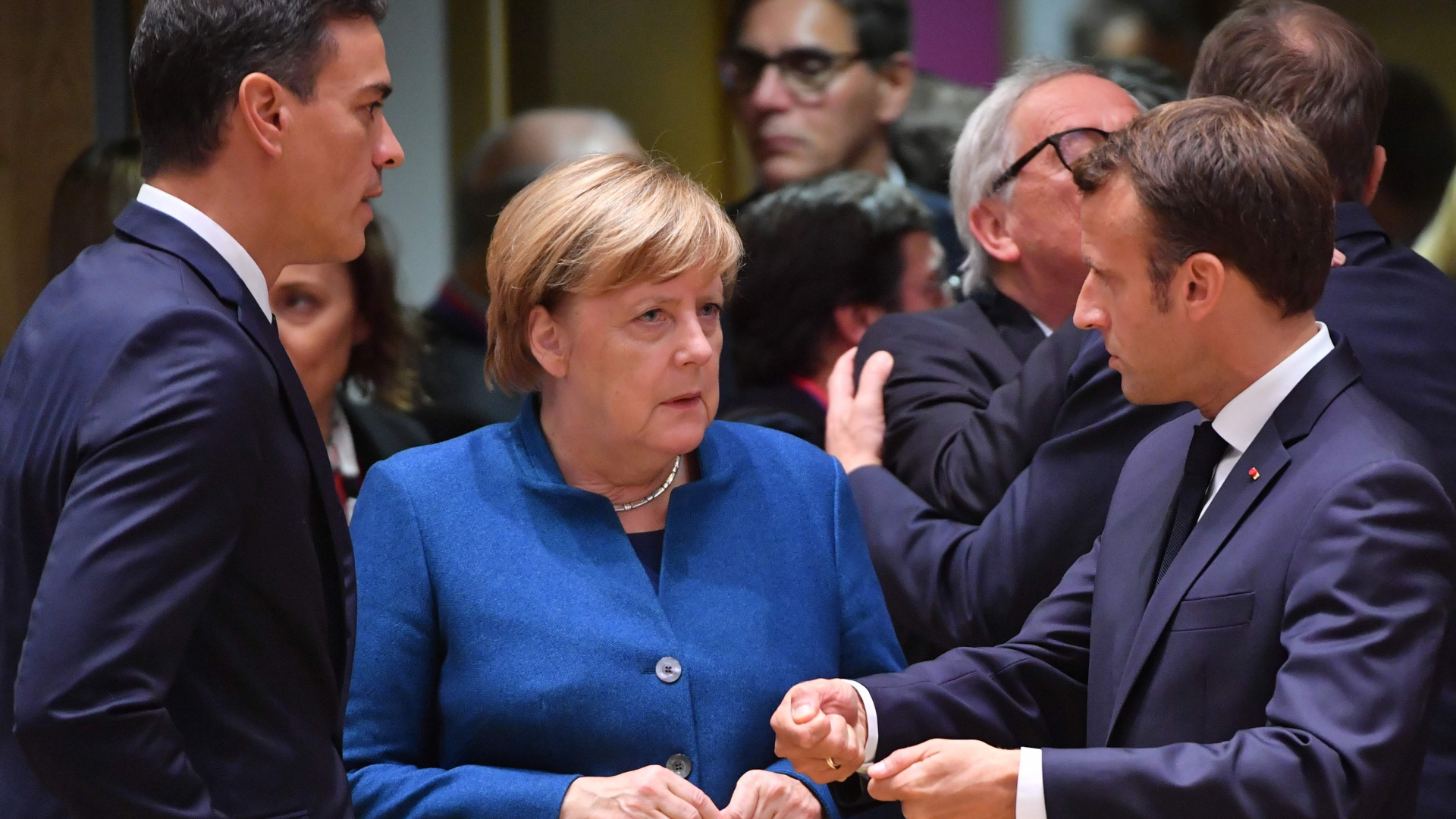 Pedro Sanchez, Angela Merkel und Emmanuel Macron beim EU-Gipfel im Oktober 2018 | Bildquelle: AFP