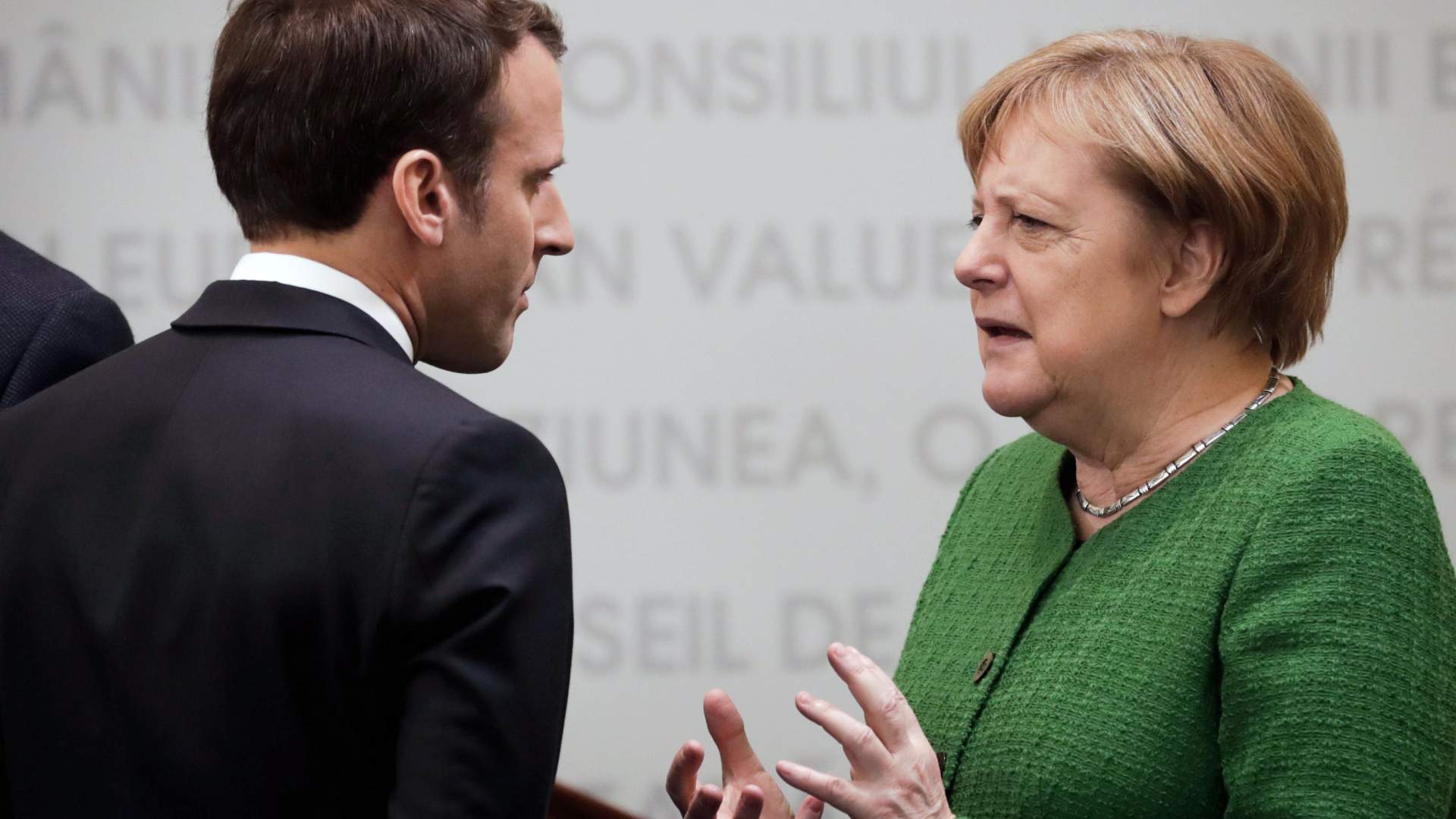 Der französische Präsident Macron spricht in Sibiu mit Bundeskanzlerin Angela Merkel. | AFP