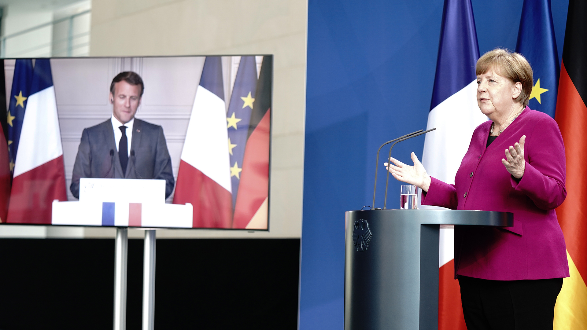 Bundeskanzlerin Angela Merkel kommt nach einer gemeinsamen Videokonferenz zu eine Pressekonferenz mit Frankreichs Präsident Emmanuel Macron (per Video zugeschaltet). | dpa